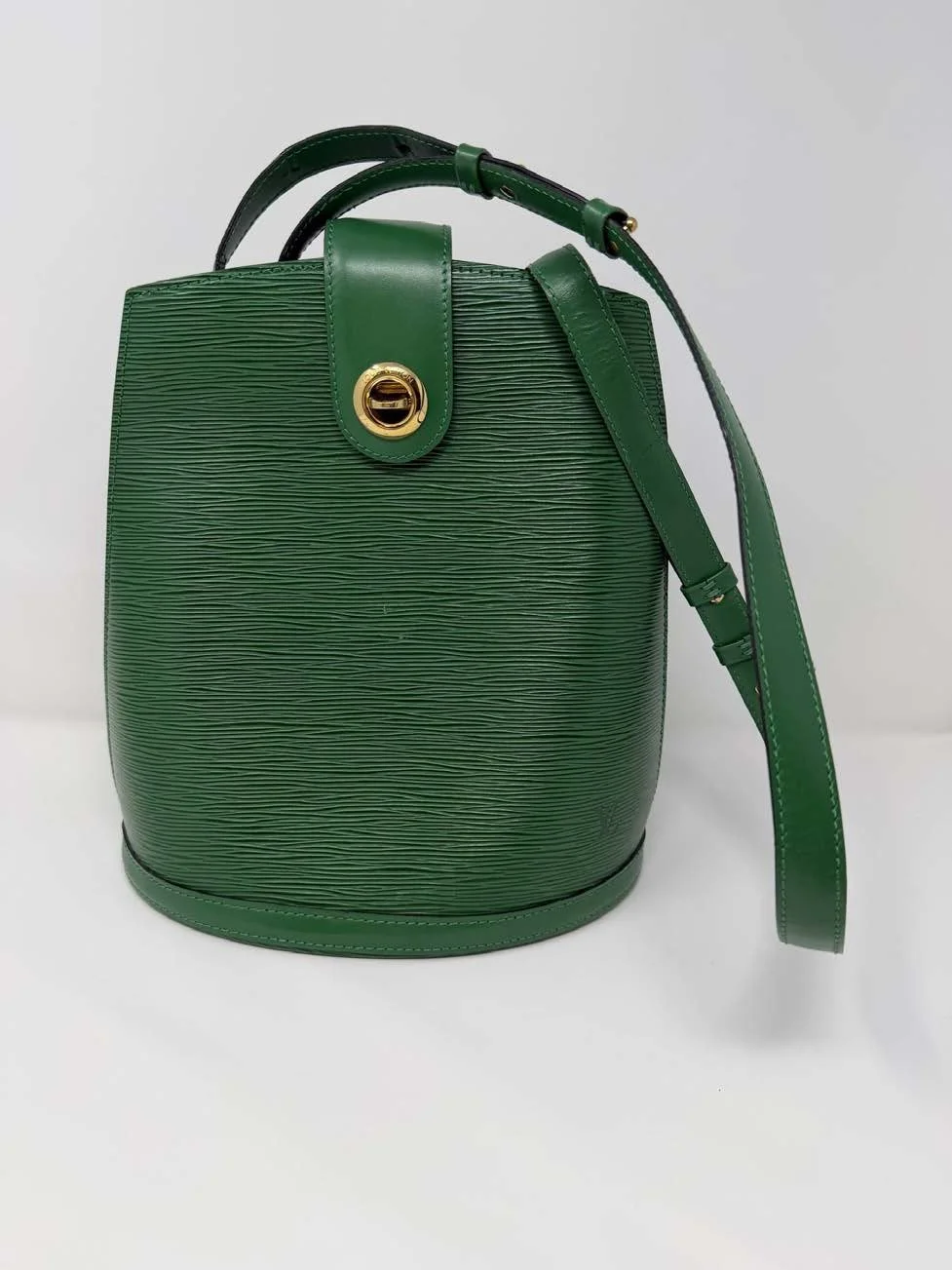 Louis_Vuitton_Epi_Leather_Cluny_Bucket_Bag_(Green)_1.jpg