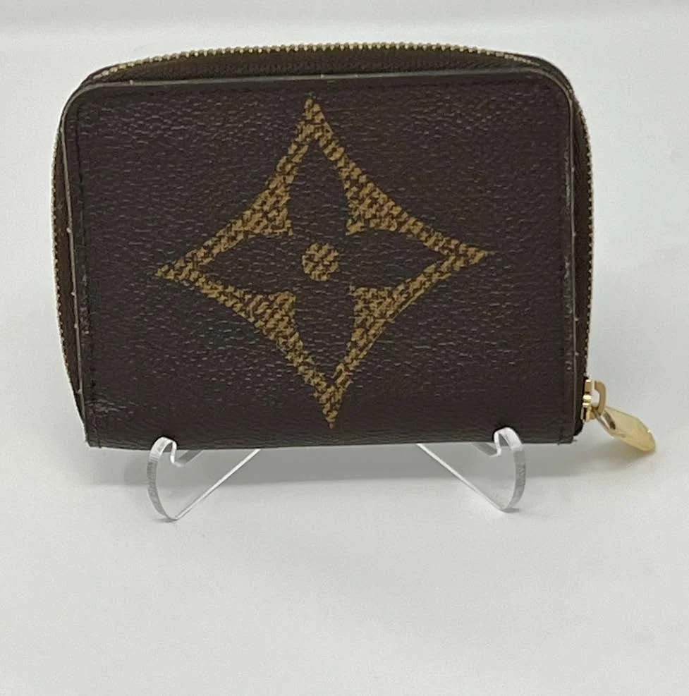 lv-monogram-giant-zipped-coin-card-holder_01.jpeg