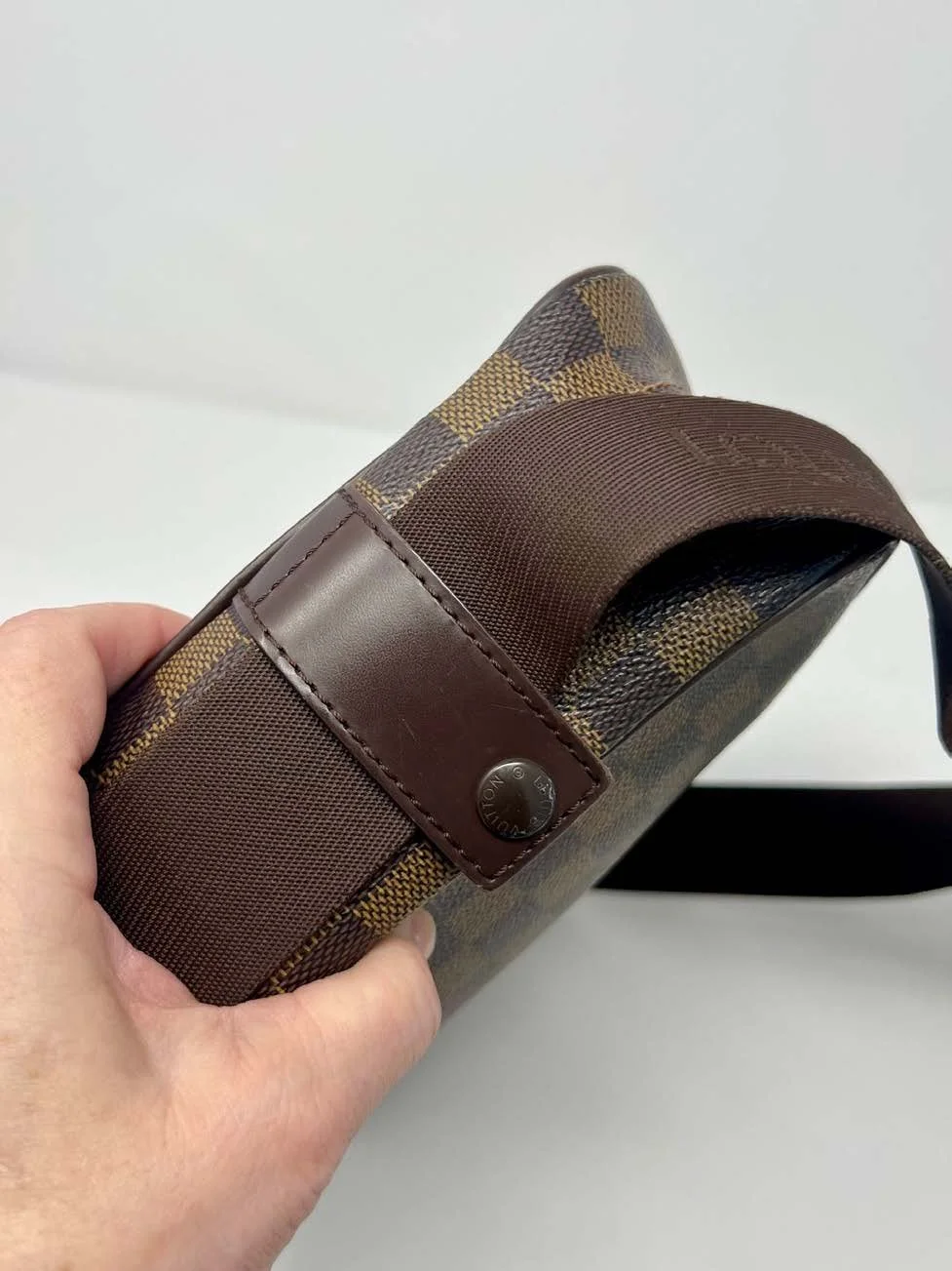 lv-damier-ebene-naviglio-messenger-bag_01.jpeg