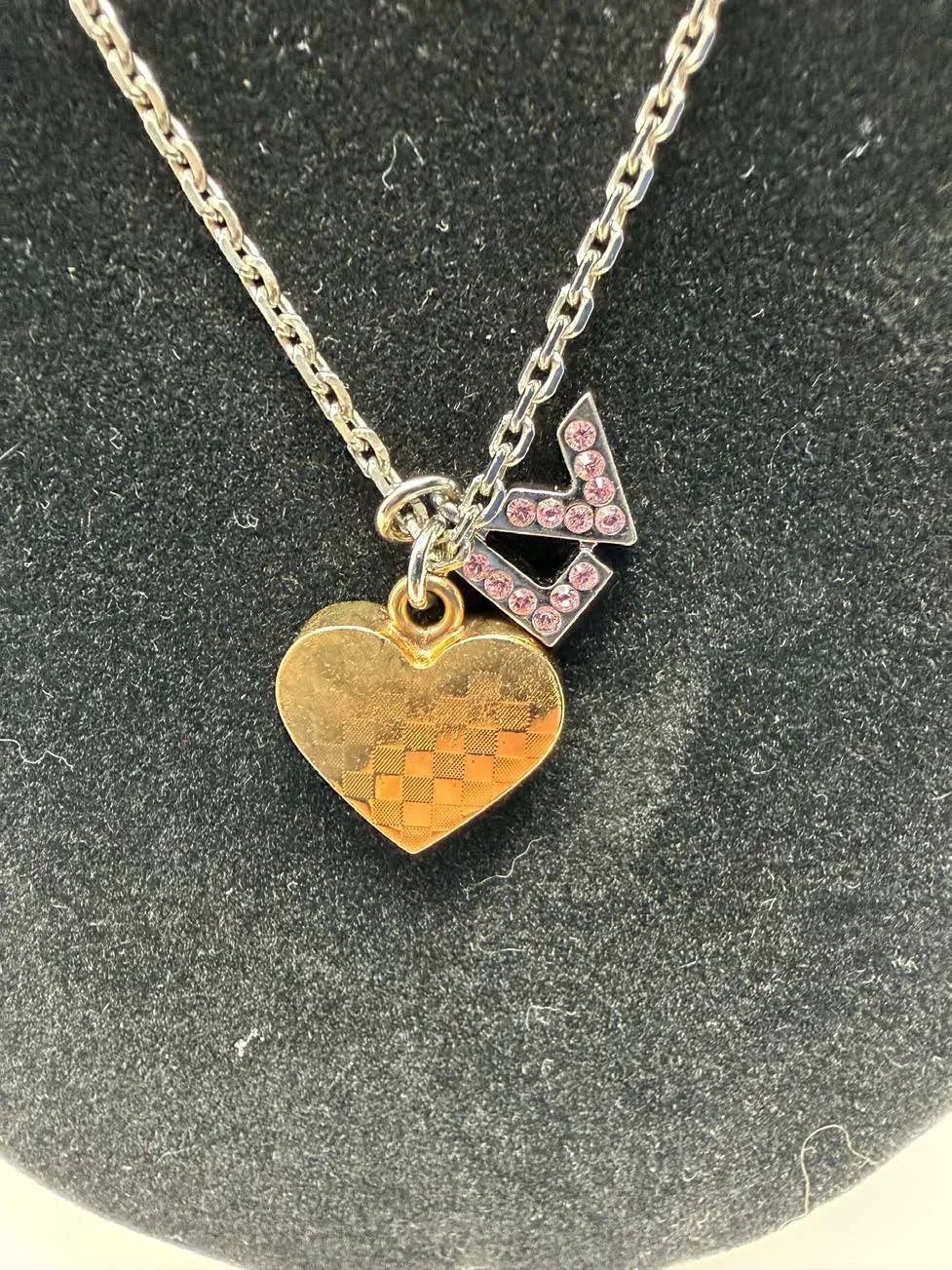 Louis_Vuitton_Heart_&_LV_Charm_Necklace_2.jpg