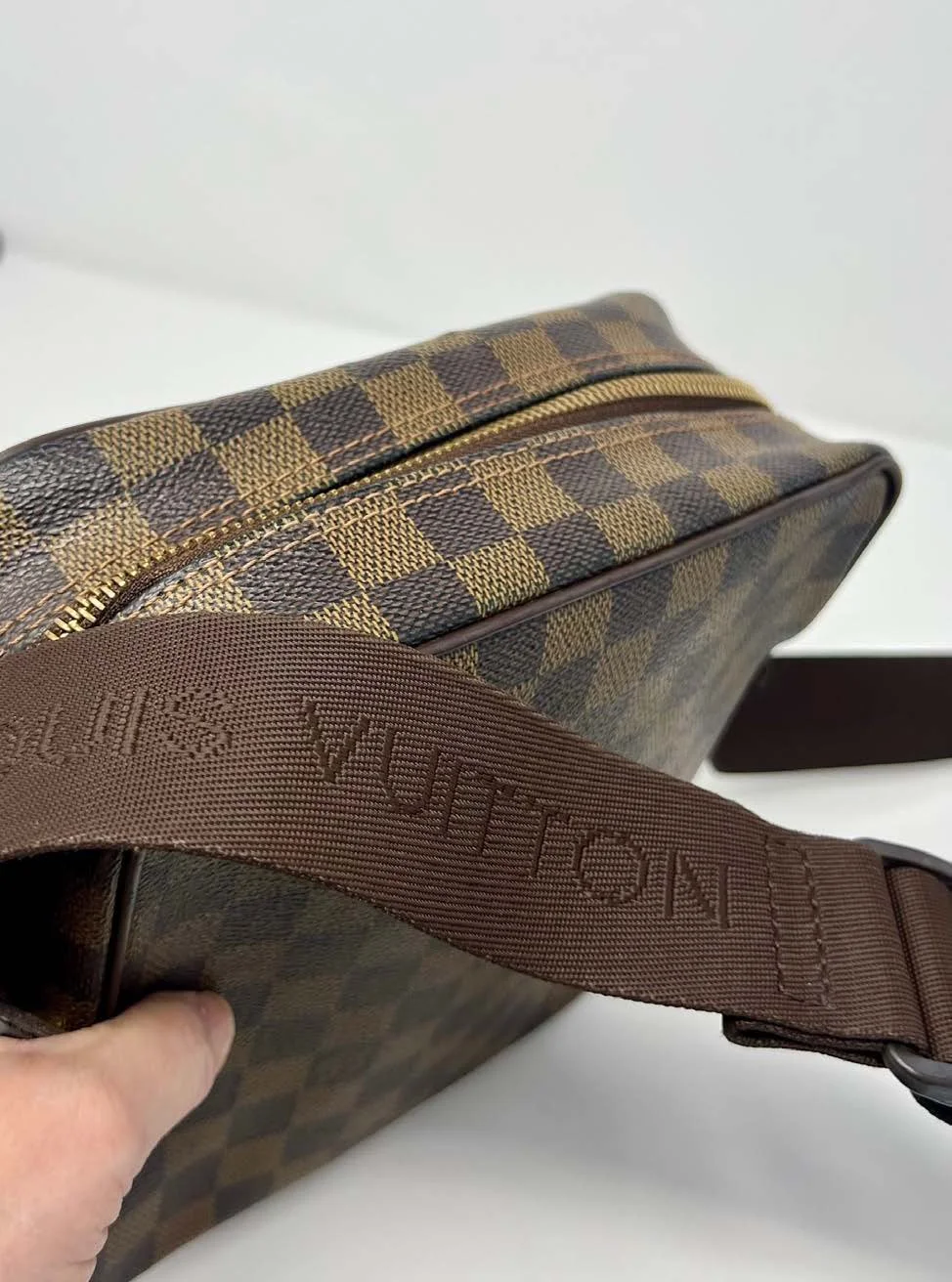 lv-damier-ebene-naviglio-messenger-bag_02.jpeg