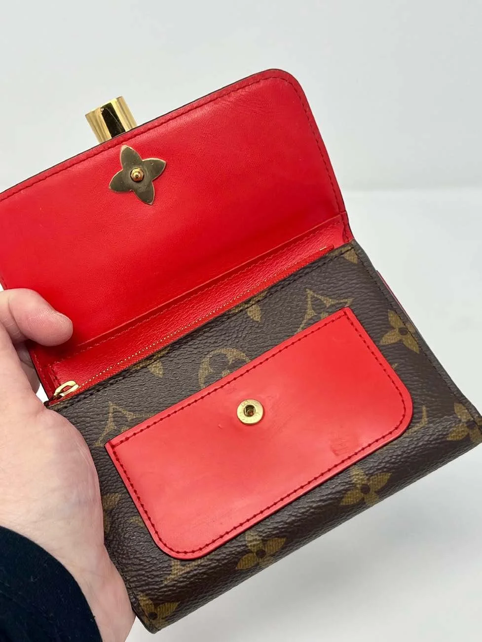 lv-monogram-red-lockme-wallet_02.jpeg