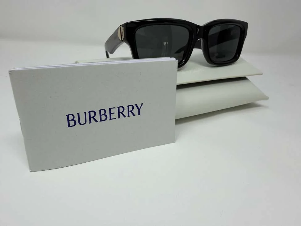 Burberry_Black_Oversized_Square_Sunglasses_1.jpg