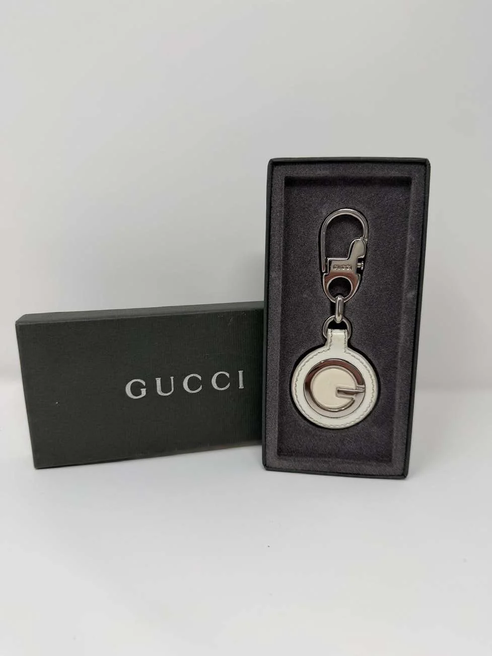 Gucci_Interlocking_G_Leather_Key_Ring_(White).jpg