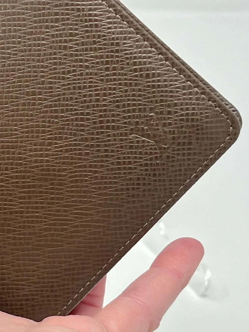 lv-taiga-leather-bifold-wallet-brown_02.jpeg