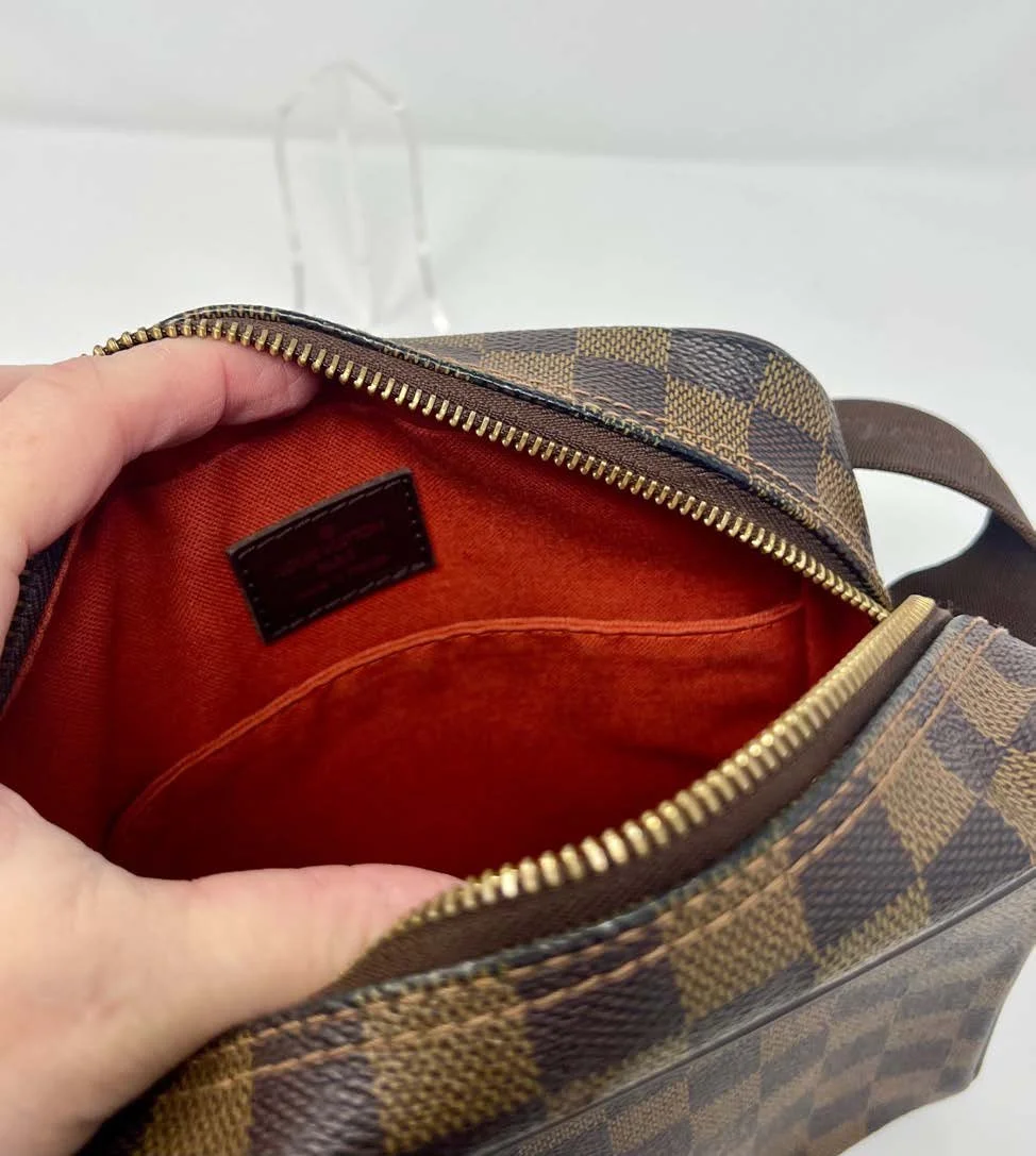 lv-damier-ebene-naviglio-messenger-bag_03.jpeg