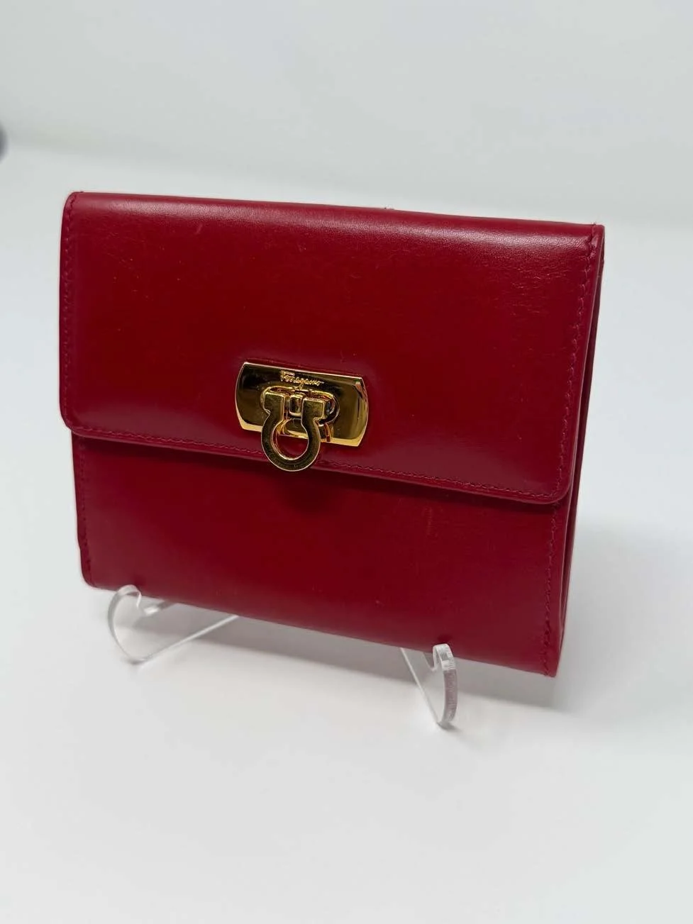 Salvatore_Ferragamo_Vara_Bow_Compact_Wallet_(Red_Calfskin)_1.jpg