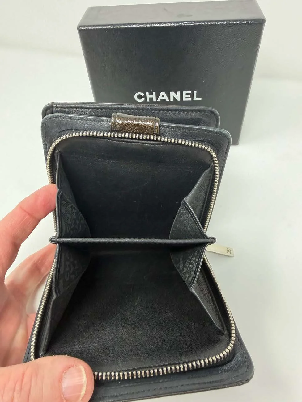 Chanel_Classic_Leather_Zip_Wallet_4.jpg