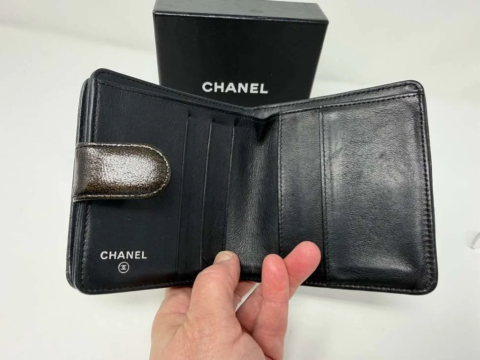 Chanel_Classic_Leather_Zip_Wallet_2.jpg