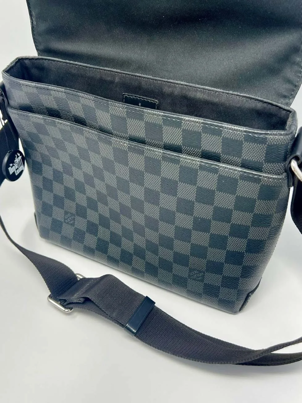 lv-damier-graphite-messenger-bag_01.jpeg