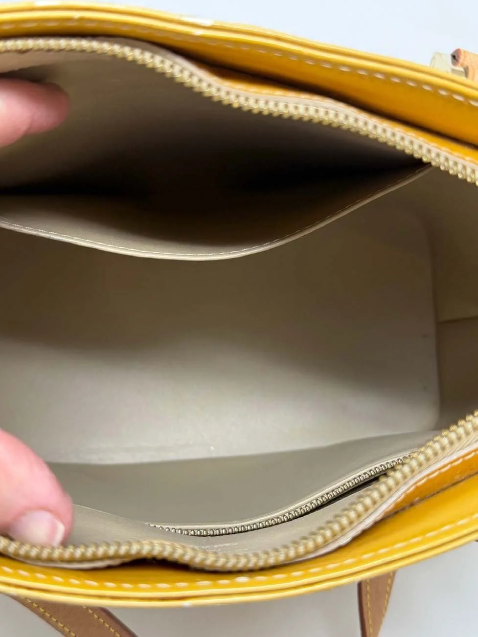 Louis_Vuitton_Vernis_Houston_Tote_(Mustard)_4.jpg