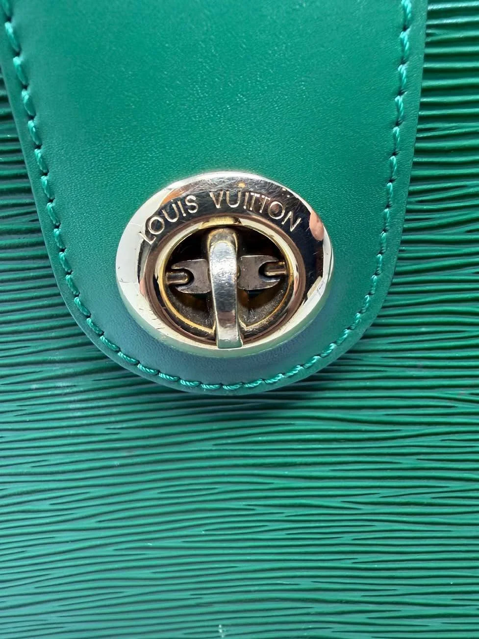 Louis_Vuitton_Epi_Leather_Cluny_Bucket_Bag_(Green)_4.jpg