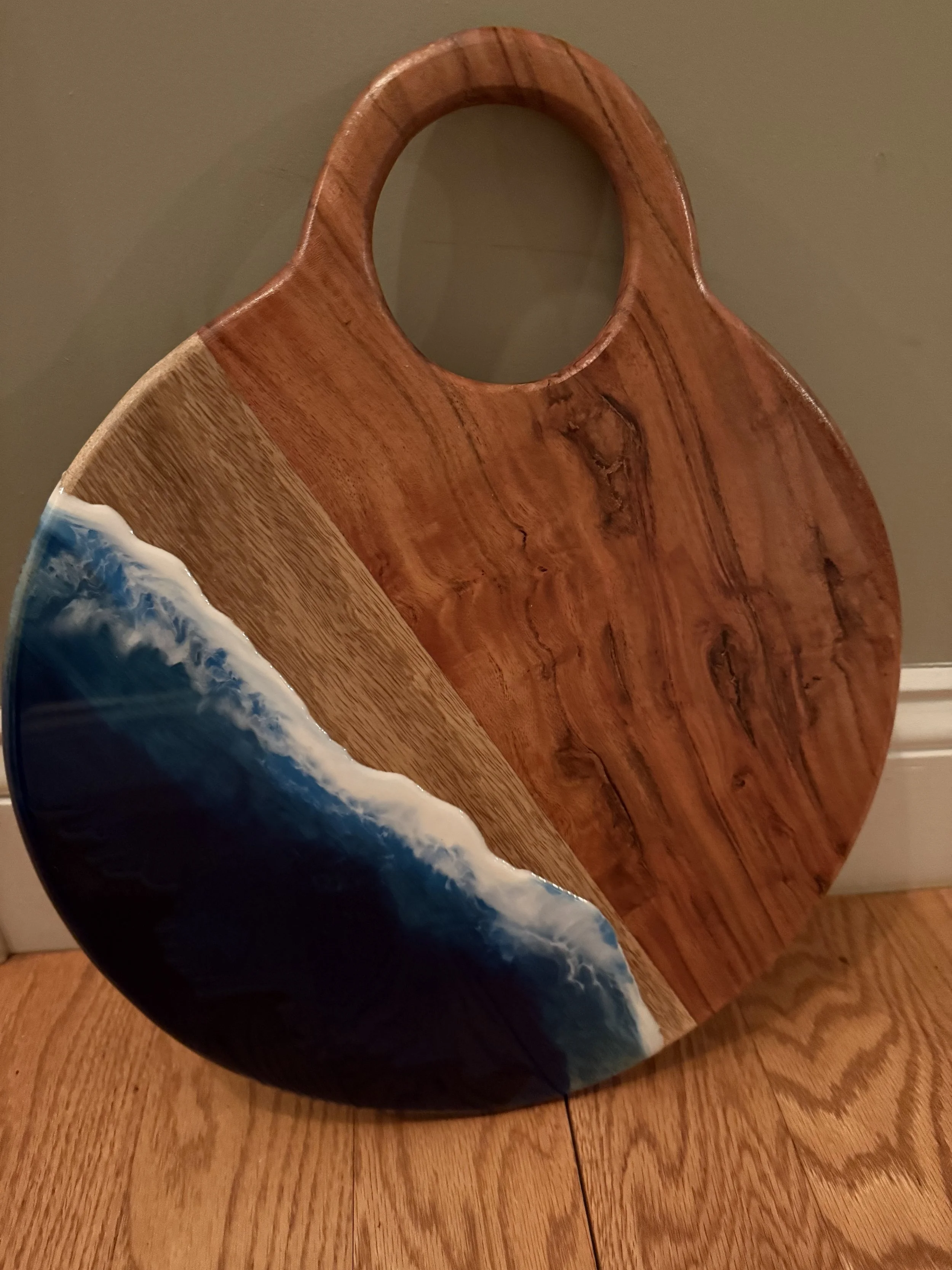 Medium Round Wave Cutting and Serving Board