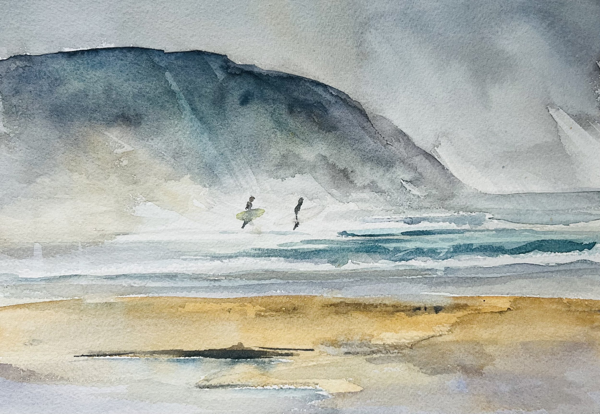 Peinture à l'aquarelle représentant une plage avec deux surfeurs, une mer agitée, une montagne ou falaise en arrière-plan sous un ciel nuageux.