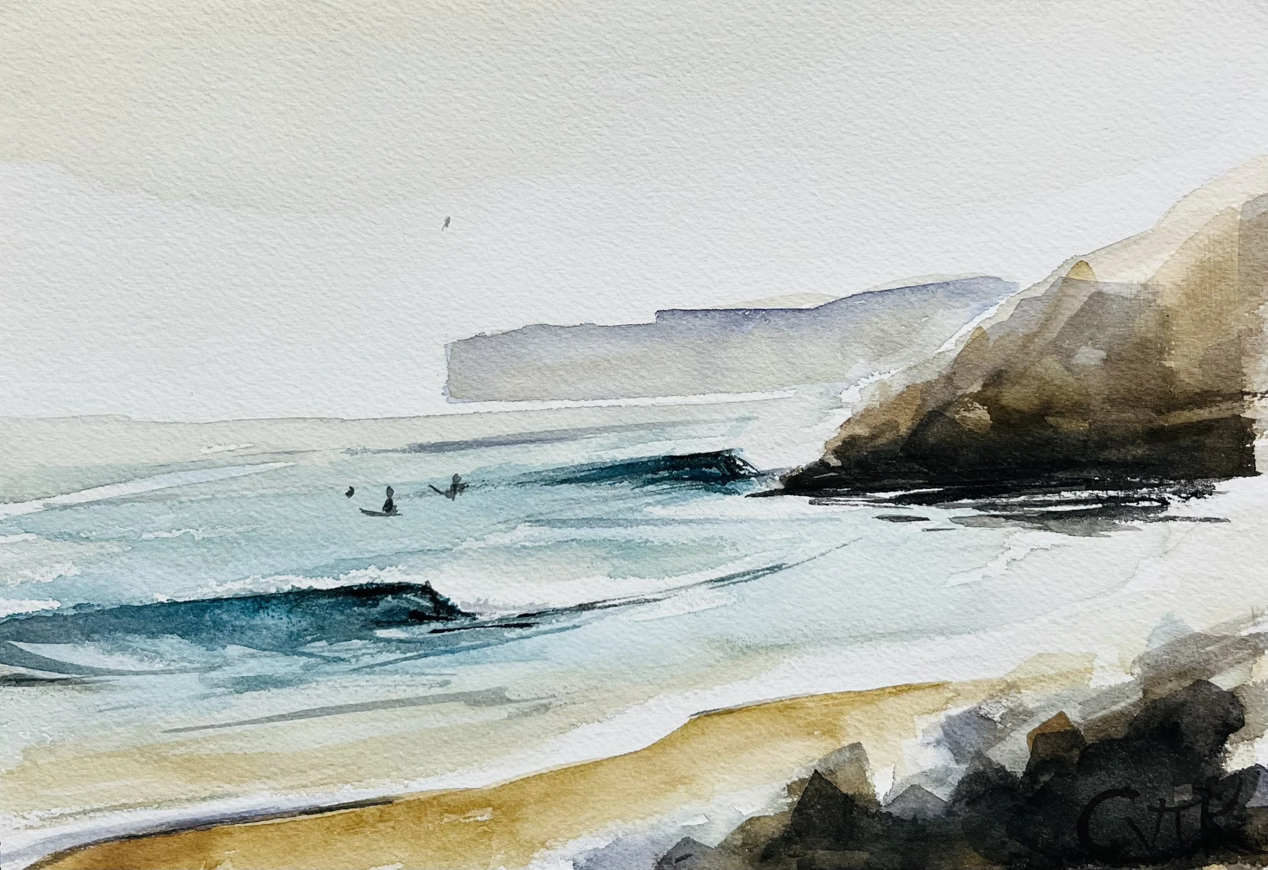 Peinture aquarelle d'une plage avec des rochers, la mer et des surfeurs.