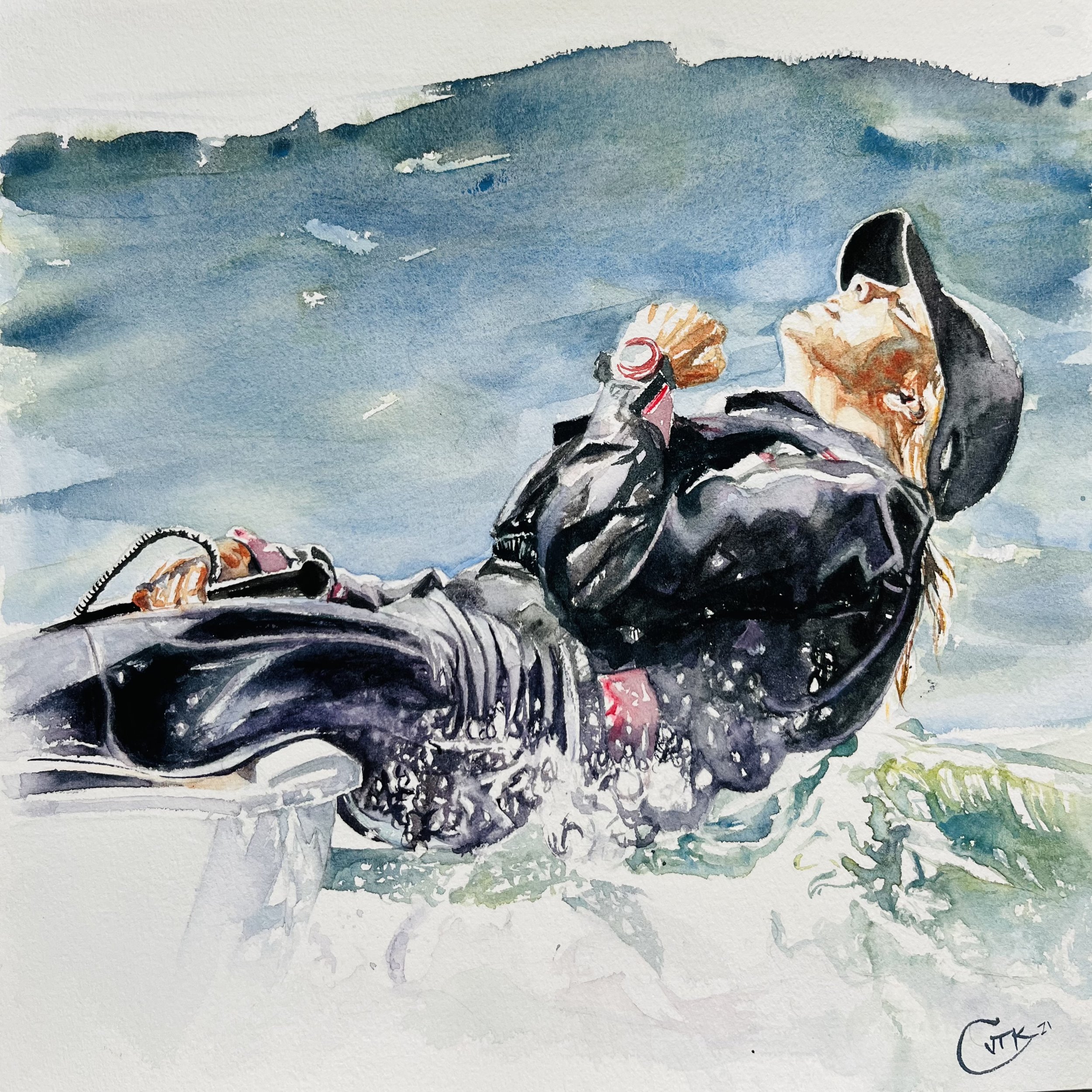 Une personne porte un casque de moto et des vêtements noirs, et traverse une rivière ou un lac à moto, avec l'eau éclaboussant autour d'elle, sous un ciel nuageux.