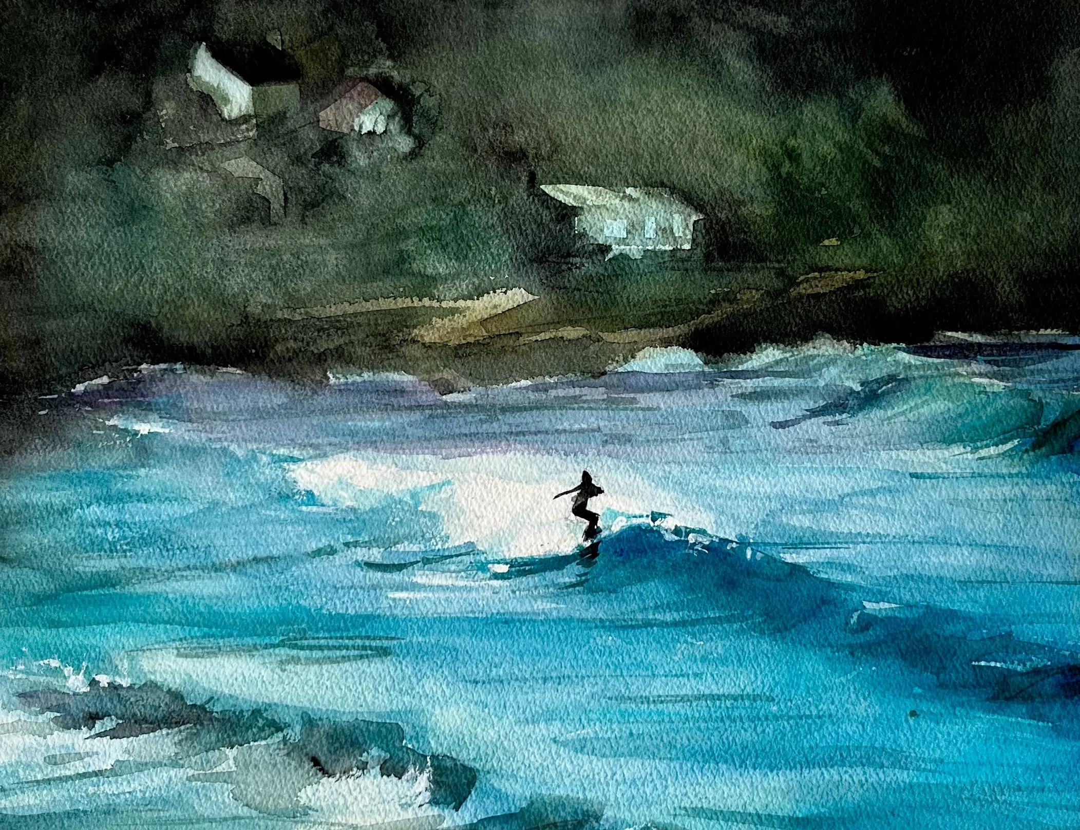 Paysage de mer bleue avec une personne faisant du surf, sous un ciel sombre et des maisons en arrière-plan.