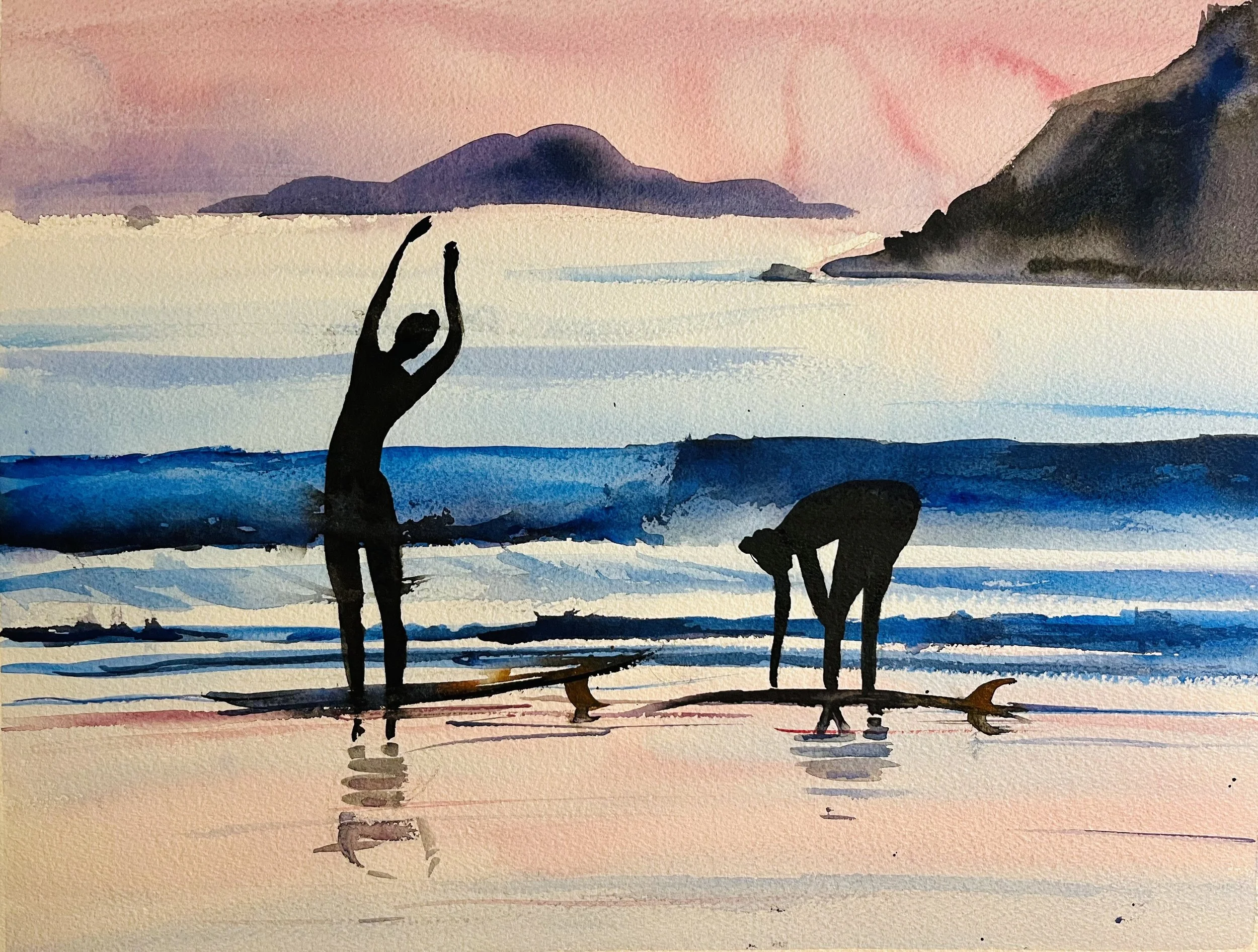 Peinture aquarelle représentant deux personnes en silhouettes noires sur la plage au coucher du soleil, avec des montagnes en arrière-plan. L'une des personnes est debout, les bras levés, la seconde est penchée en avant, toutes deux près de planches de surf.