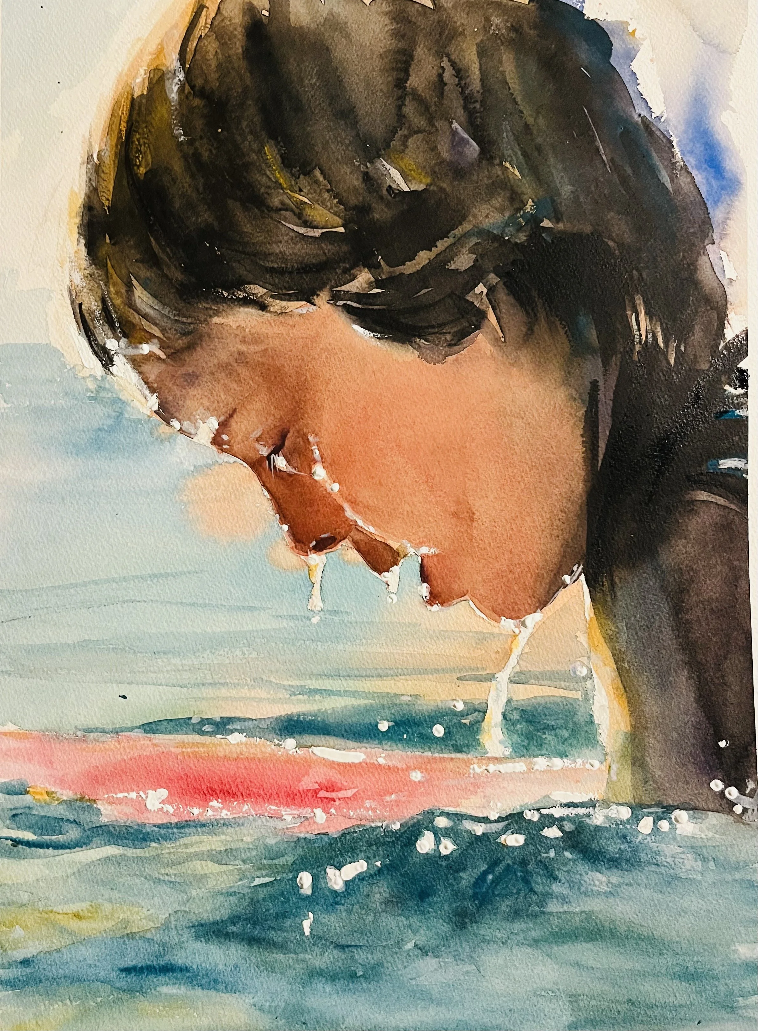 Peinture aquarelle d'une jeune fille avec des cheveux bruns, plongée dans l'eau, la tête inclinée vers le bas, l'eau créant des éclaboussures autour de ses lèvres.