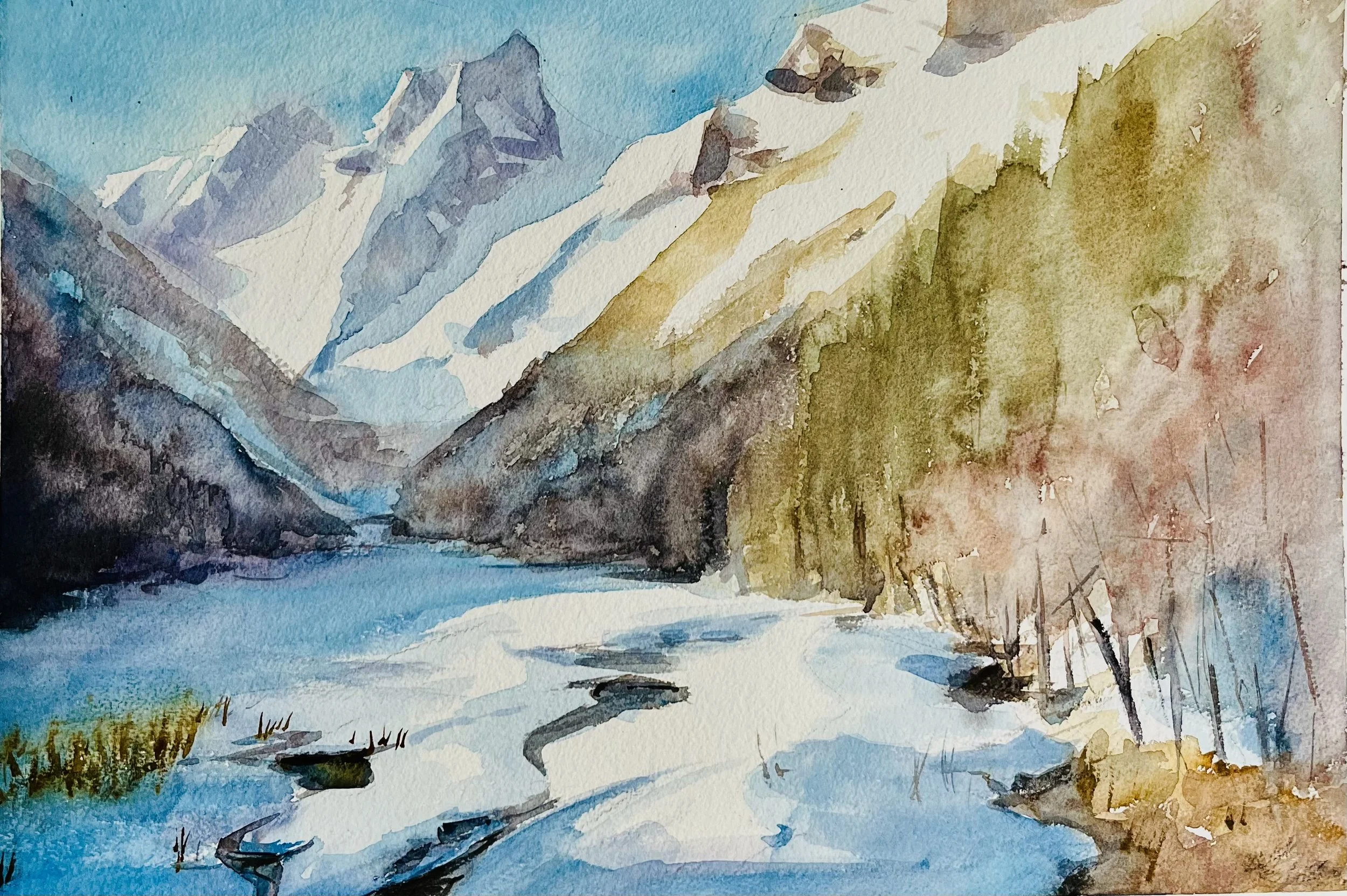 Paysage de montagnes enneigées au fond, rivière serpentant à travers la vallée, arbres le long de la rive, peinture à l'aquarelle.