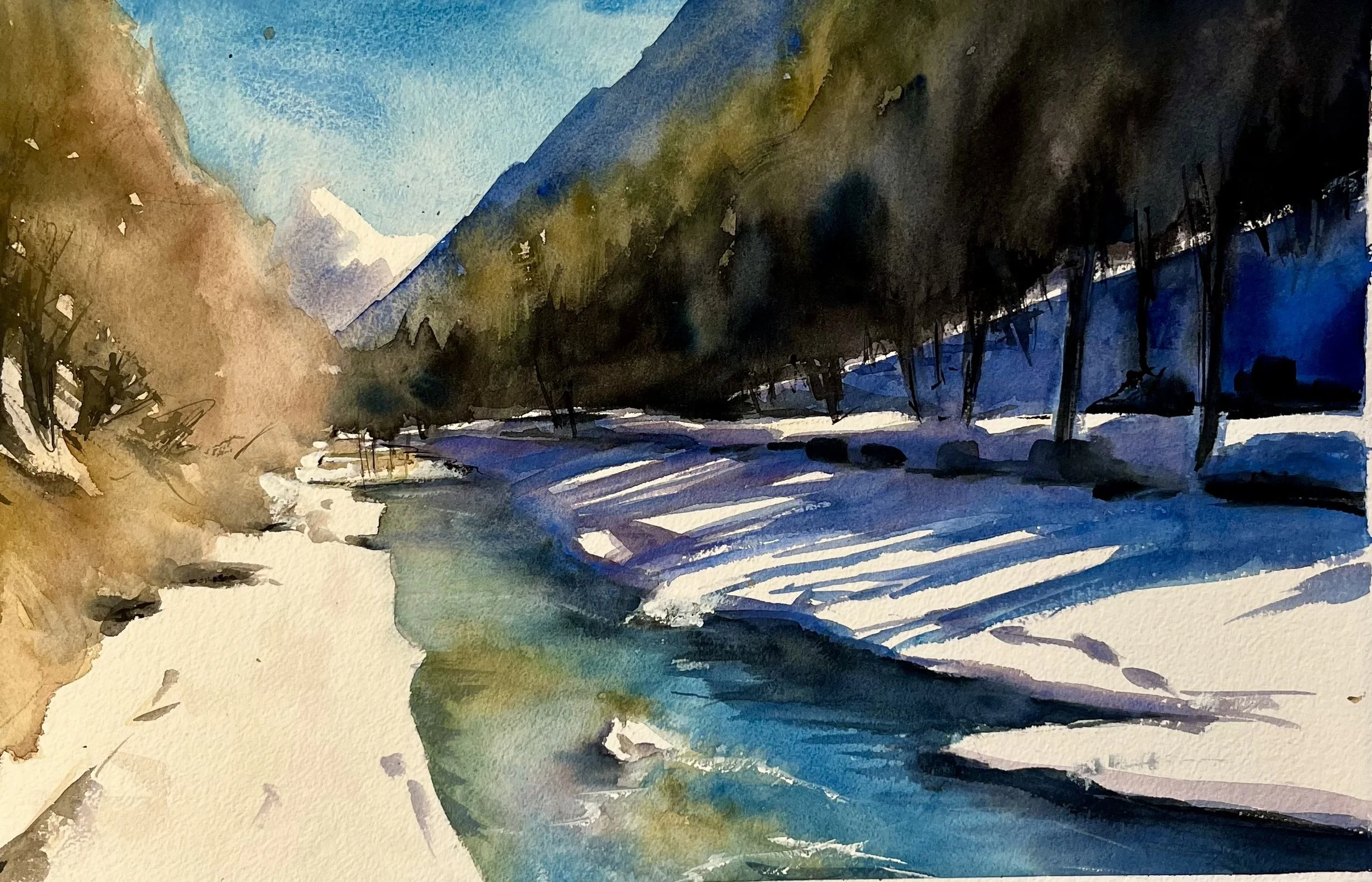 Peinture à l'aquarelle représentant une rivière entourée de montagnes et de forêts sous un ciel bleu.