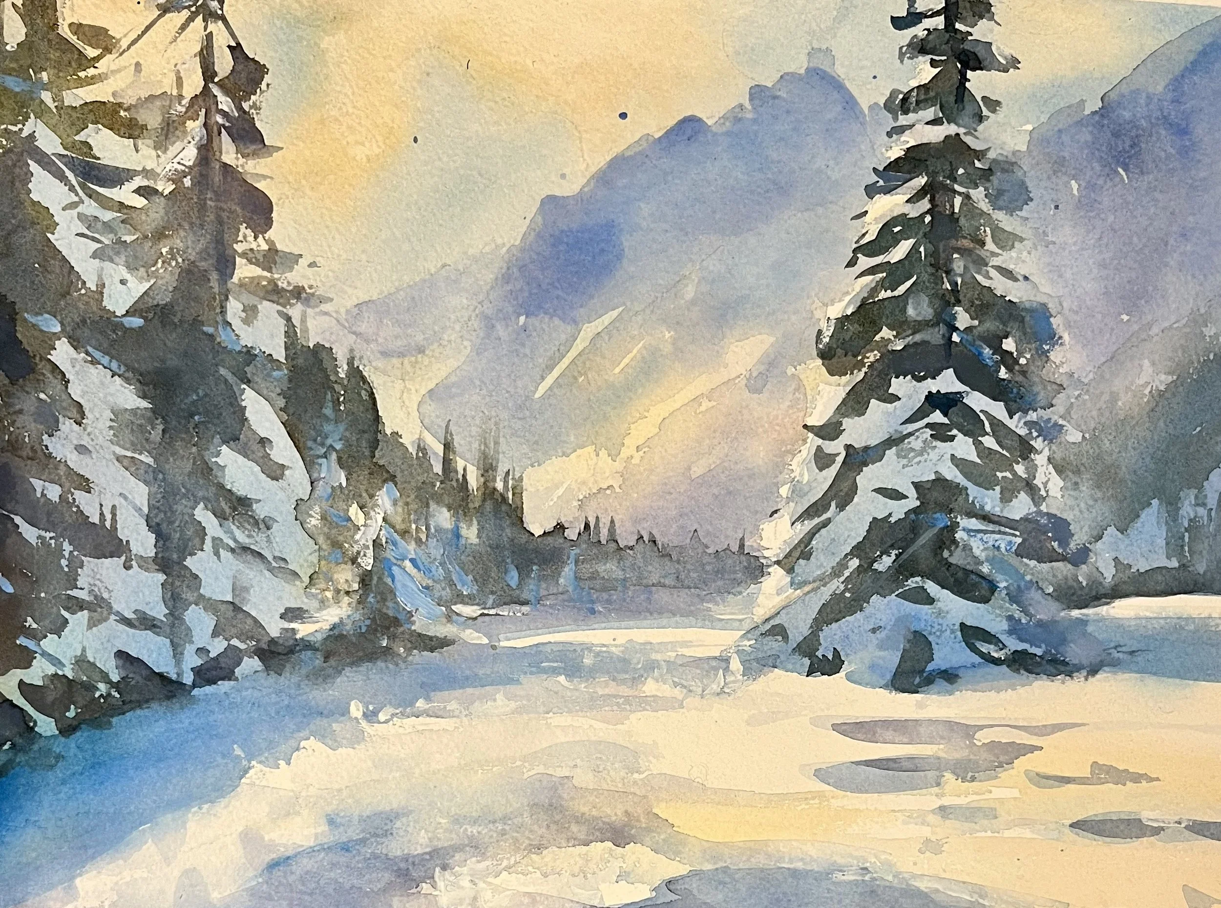 Une peinture à l'aquarelle représentant un paysage enneigé avec des montagnes, des arbres et un lac gelé, sous un ciel pastel.