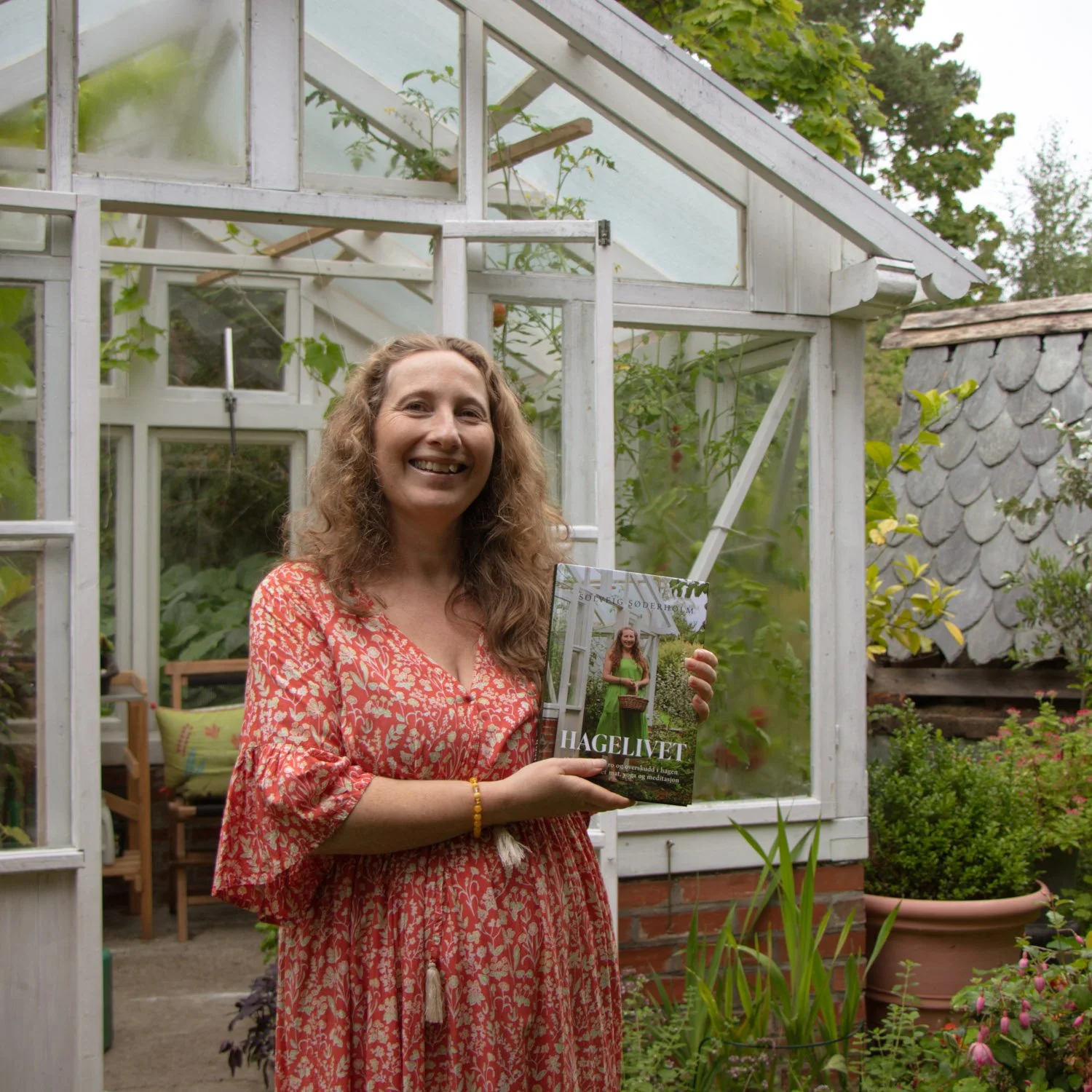 Les omtaler av Hagelivet av Solveig Søderholm hos bokblogger.com og Ren Mat. En inspirerende bok om økologisk hage, sansehage, yoga og meditasjon – full av tips, oppskrifter og ro fra hagen.