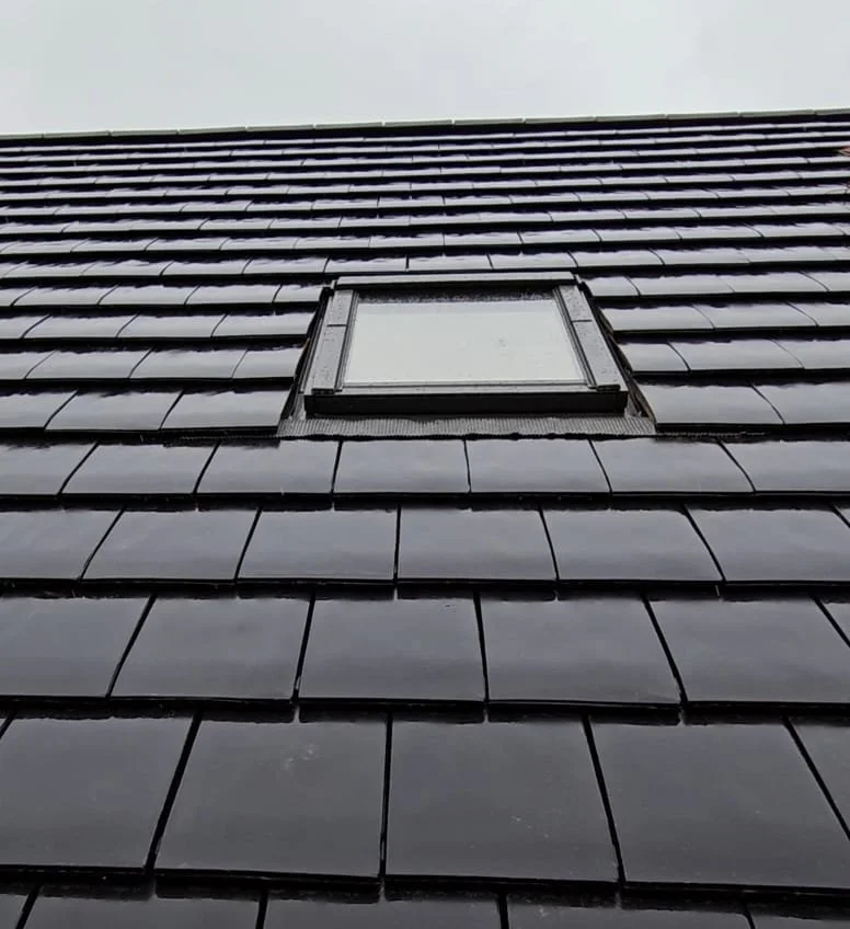 Close-up van een pannendak met een dakraam