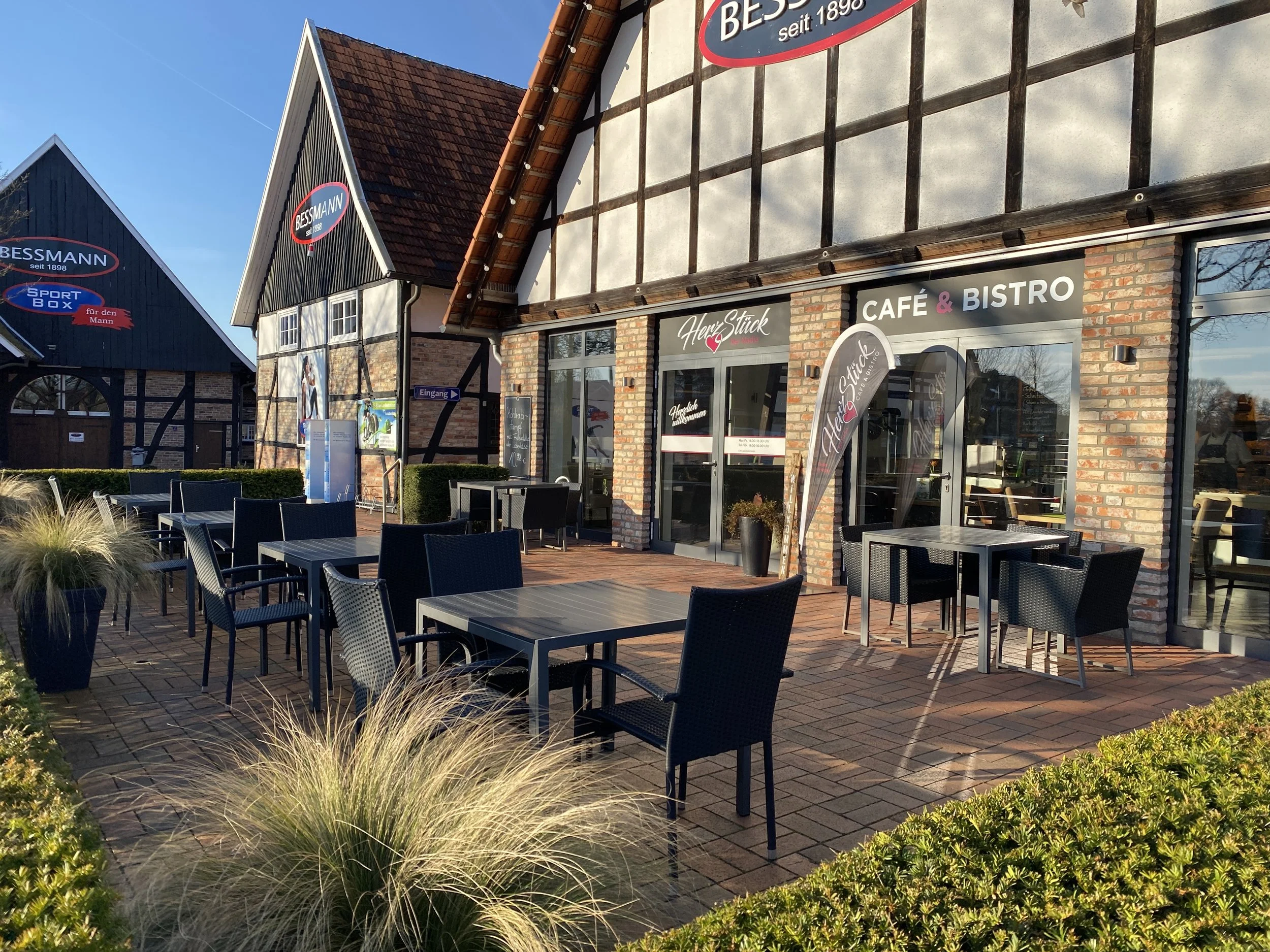 Genießen Sie Kaffee, Frühstück und kleine Bistrogerichte auf unserer sonnigen Terrasse in gemütlicher Atmosphäre. ☕