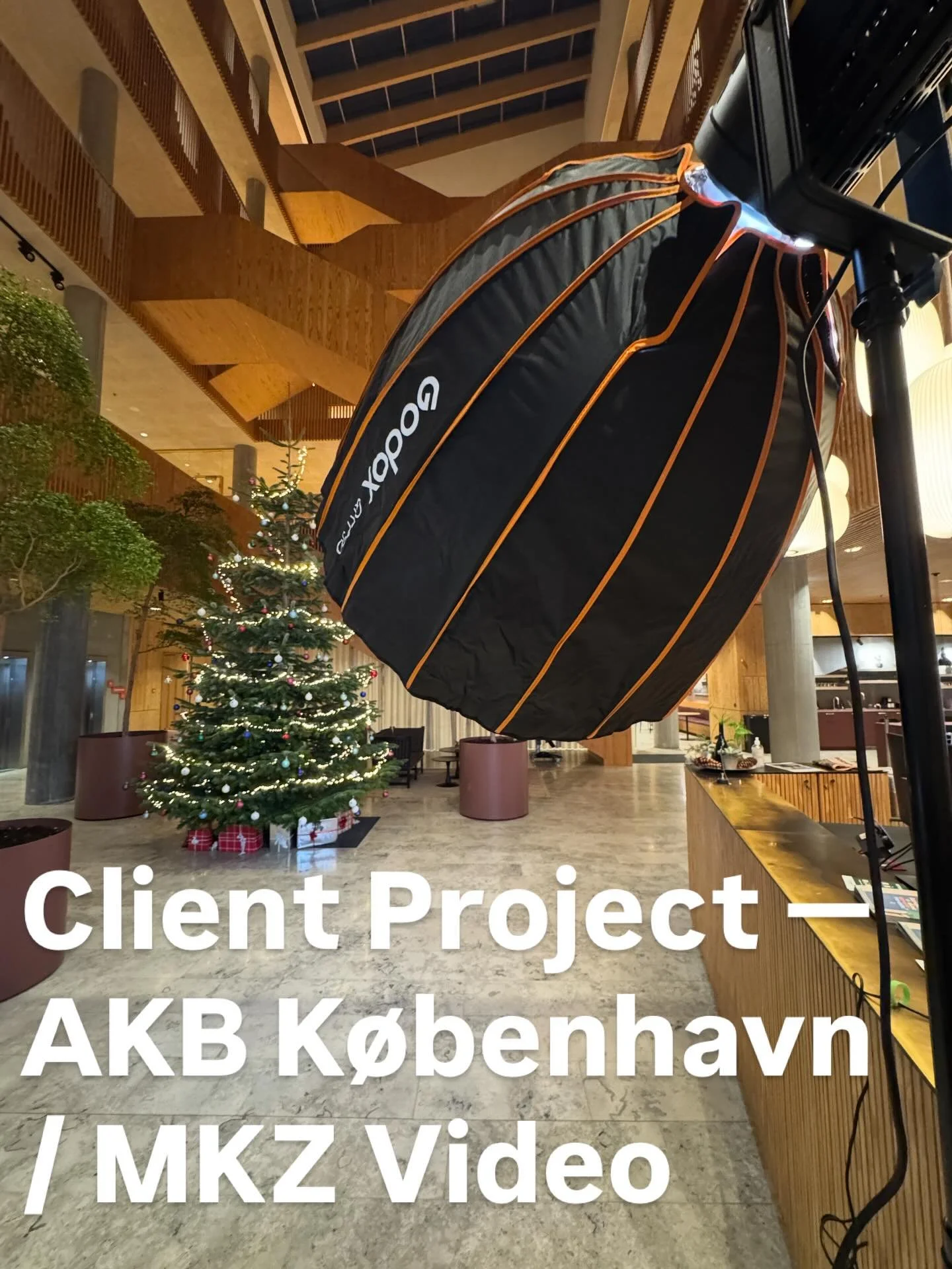 (ENGLISH BELOW)
Havde forn&oslash;jelsen af at hj&aelig;lpe @akbkoebenhavn med at skabe deres julehilsen i dag 🎄✨
Altid inspirerende at arbejde sammen med mennesker, der virkelig tager ansvar for f&aelig;llesskabet og skaber trygge rammer for s&arin