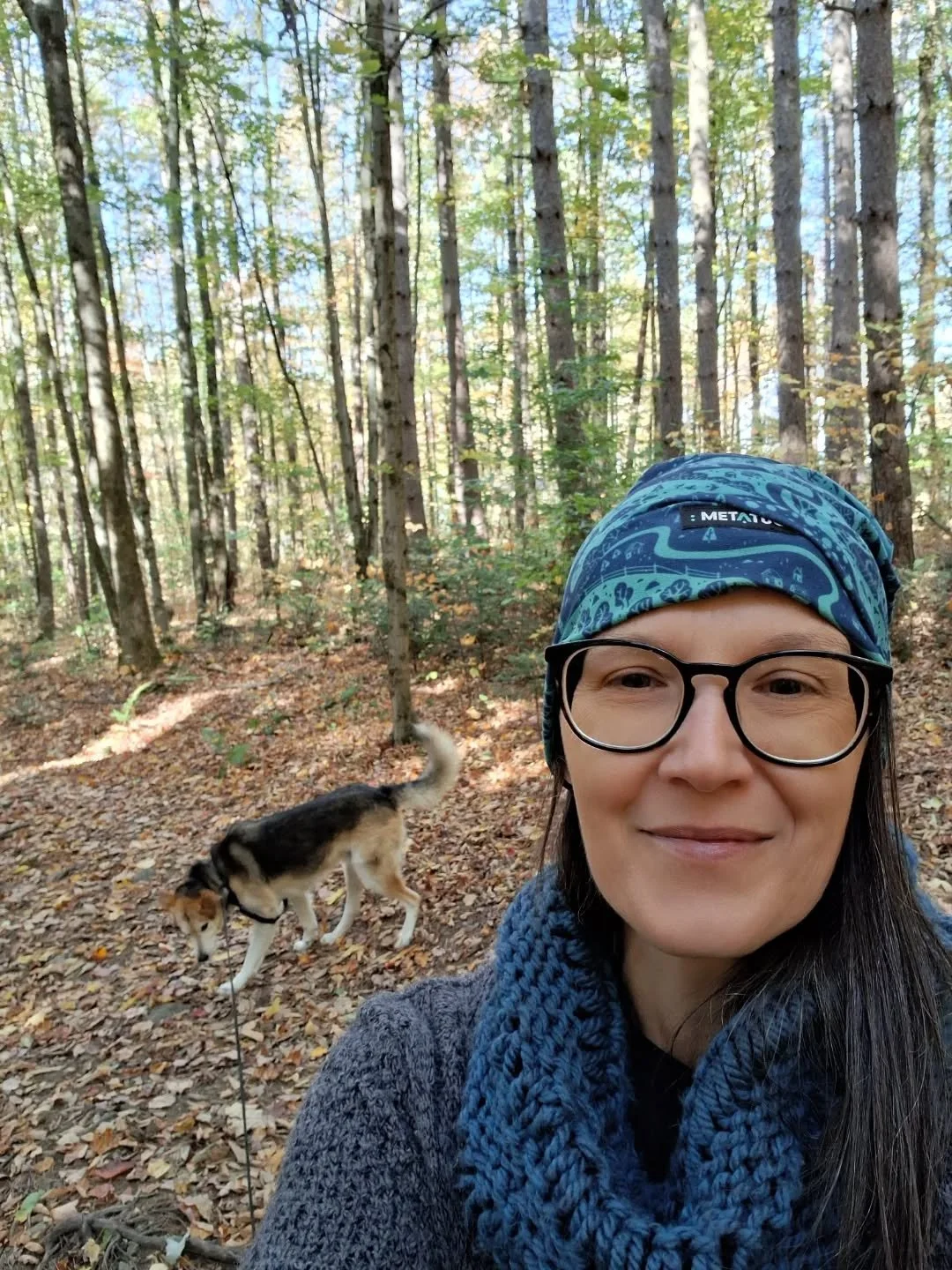 I LOVE FALL!🍂❤️
It's my favorite time of the year!
I went for a forest walk with Wilson.
We were so happy to walk on crunching leaves, smell the good smells of the woods, and see the lovely colors.