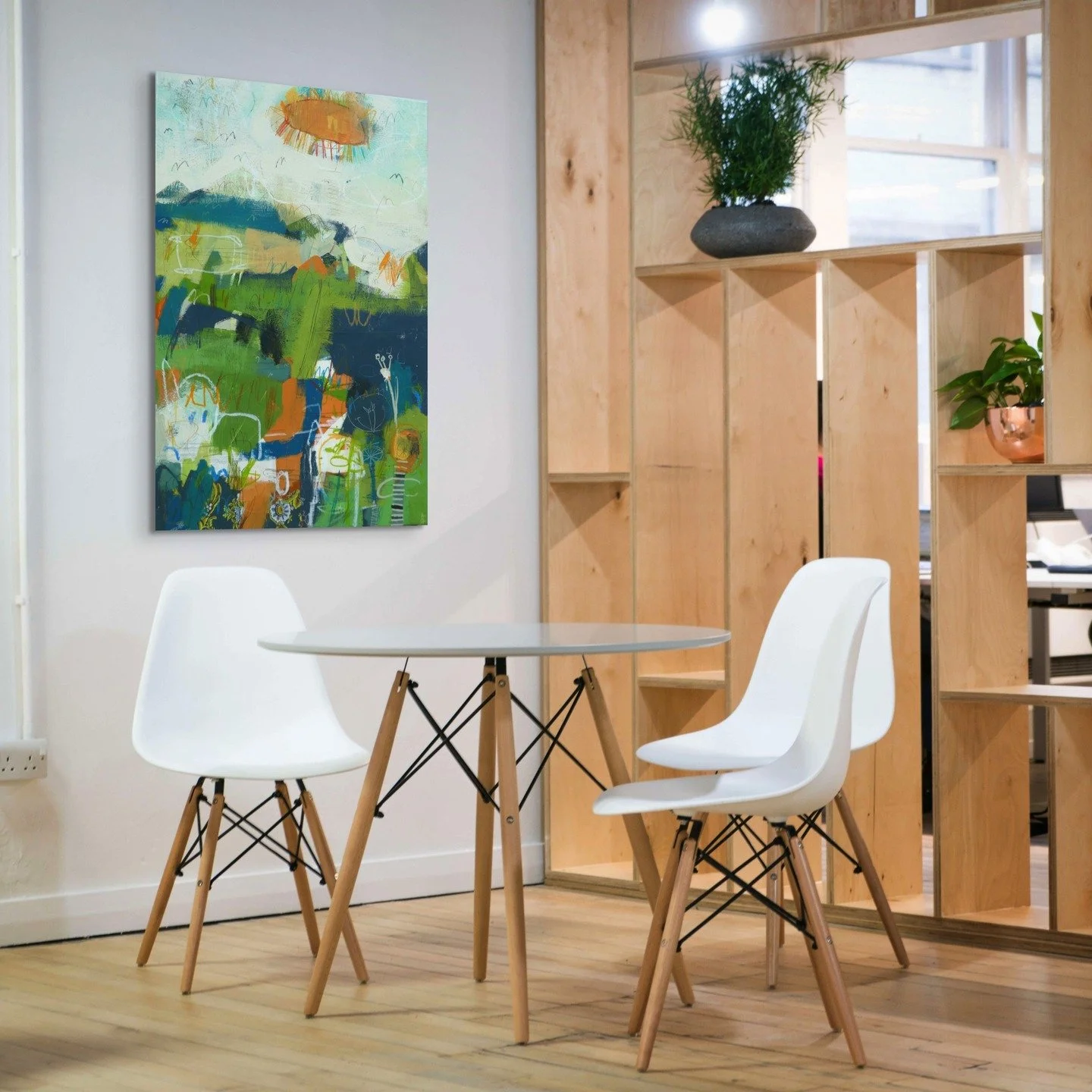 Oeuvre repr&eacute;sentant un paysage d&eacute;bordant de couleur, de texture et de vie! Le jeu des couleurs sugg&egrave;re des vallons verdoyants, invitant au voyage. 

36po X 24po &agrave; l'acrylique, crayons de couleurs, collage et pastel &agrave