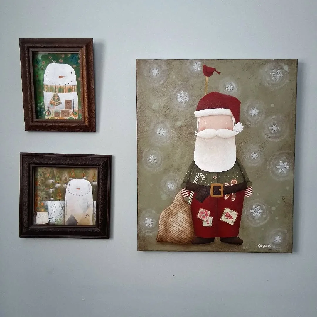 Chez moi, on d&eacute;core aussi les murs &agrave; No&euml;l!

Je change presque tous les cadres "r&eacute;guliers" et j'accroche mes illustrations de No&euml;l.
Avec les ann&eacute;es, j'ai cr&eacute;&eacute; une belle collection.

Je suis