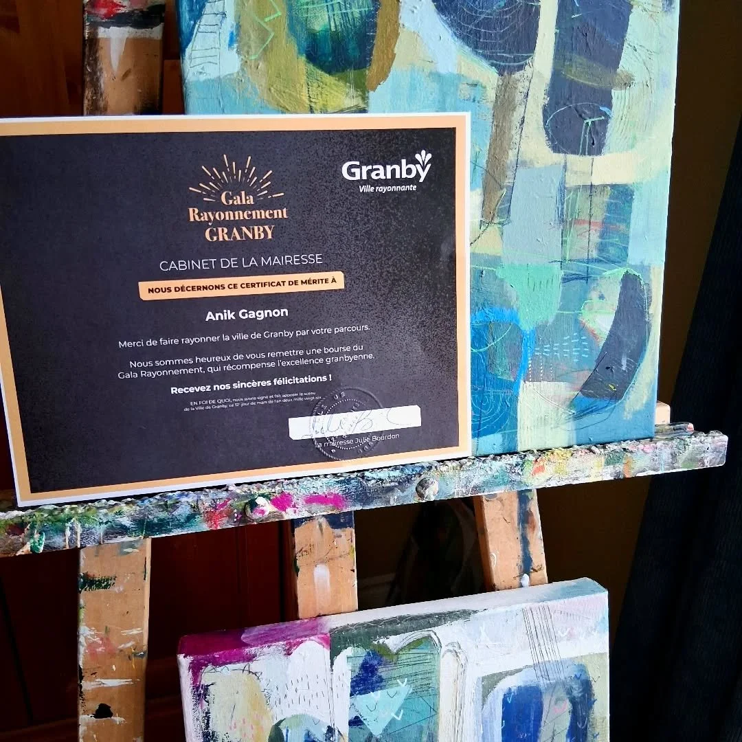 M  E  R  C  I !!!!!!!!!!!
Hier soir, lors du Gala Rayonnement Granby, ma ville m'a remise une Bourse de Cheminement Vers l'Excellence en Art!

Je suis tellement reconnaissante!
C'est un signe de validation qui me fait chaud au coeur.
Cet encouragemen