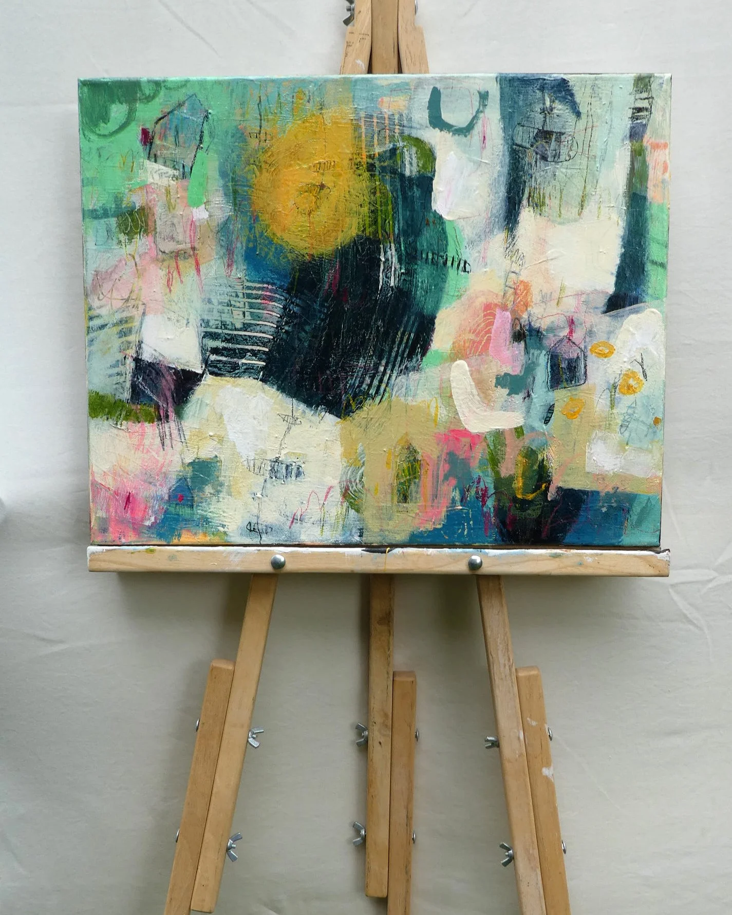 Soleil

Cette &oelig;uvre abstraite juxtapose tons pastels et bleu marine, jouant sur le contraste entre traits fins et &eacute;pais, transparence et opacit&eacute;, pour cr&eacute;er une ambiance introspective. 

Notre soleil int&eacute;rieur traver