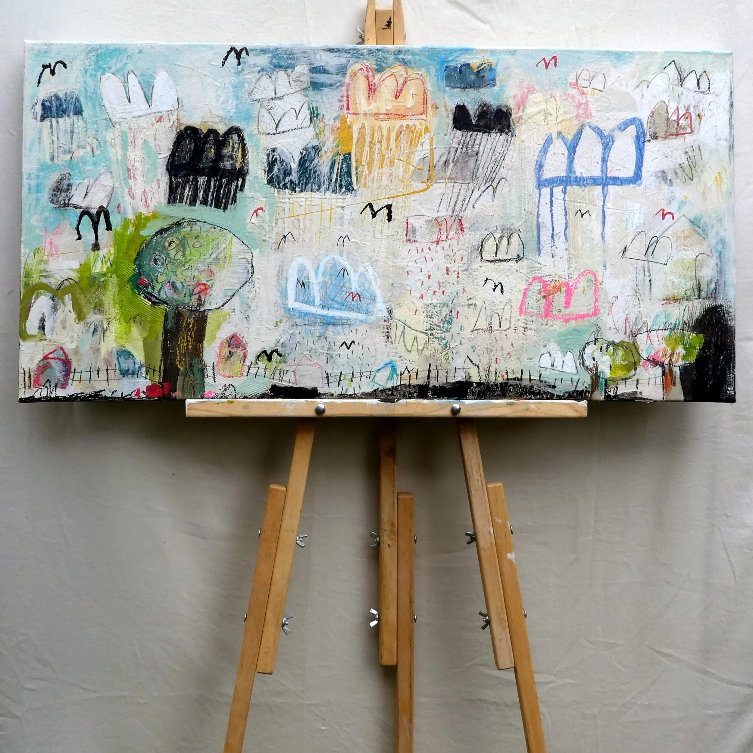 Ce paysage abstrait expressif et brute incarne le geste intuitif et met en valeur des formes graphiques et na&iuml;ves captant l'enthousiasme cr&eacute;ative de l'enfance. Les textures et la diversit&eacute; des m&eacute;diums lui conf&egrave;rent un