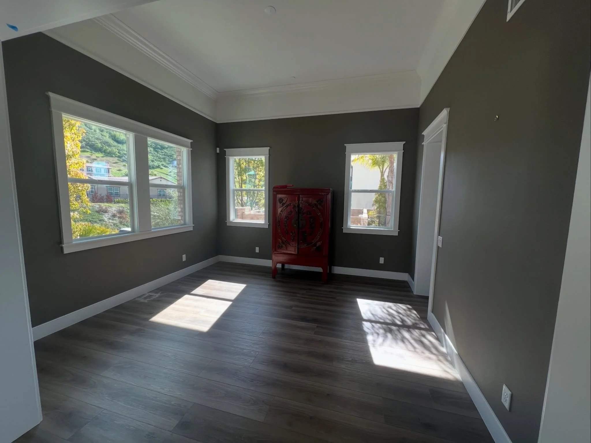 We don&rsquo;t usually paint walls, but if a customer asks, we make them look perfect 🤩 

Beautiful green cashmere paint by Sherwin Williams, Renner Italian spray finish on all crown and baseboards 🤌

Contact Travis @ 2086206163
#cabinetpainting #l
