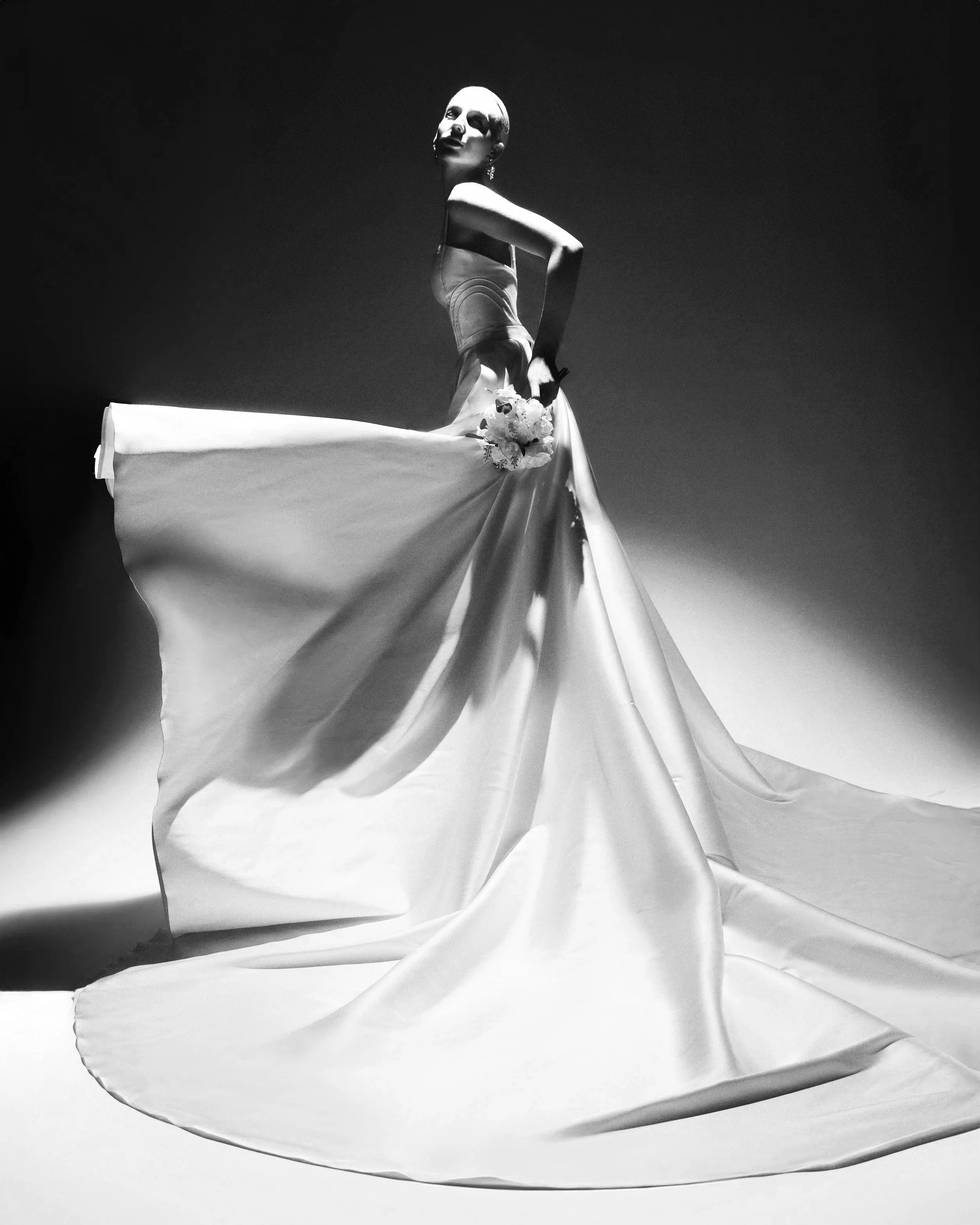 Robe de mariée sur-mesure à Paris par BENI, création couture en satin avec traîne longue et coupe architecturale.