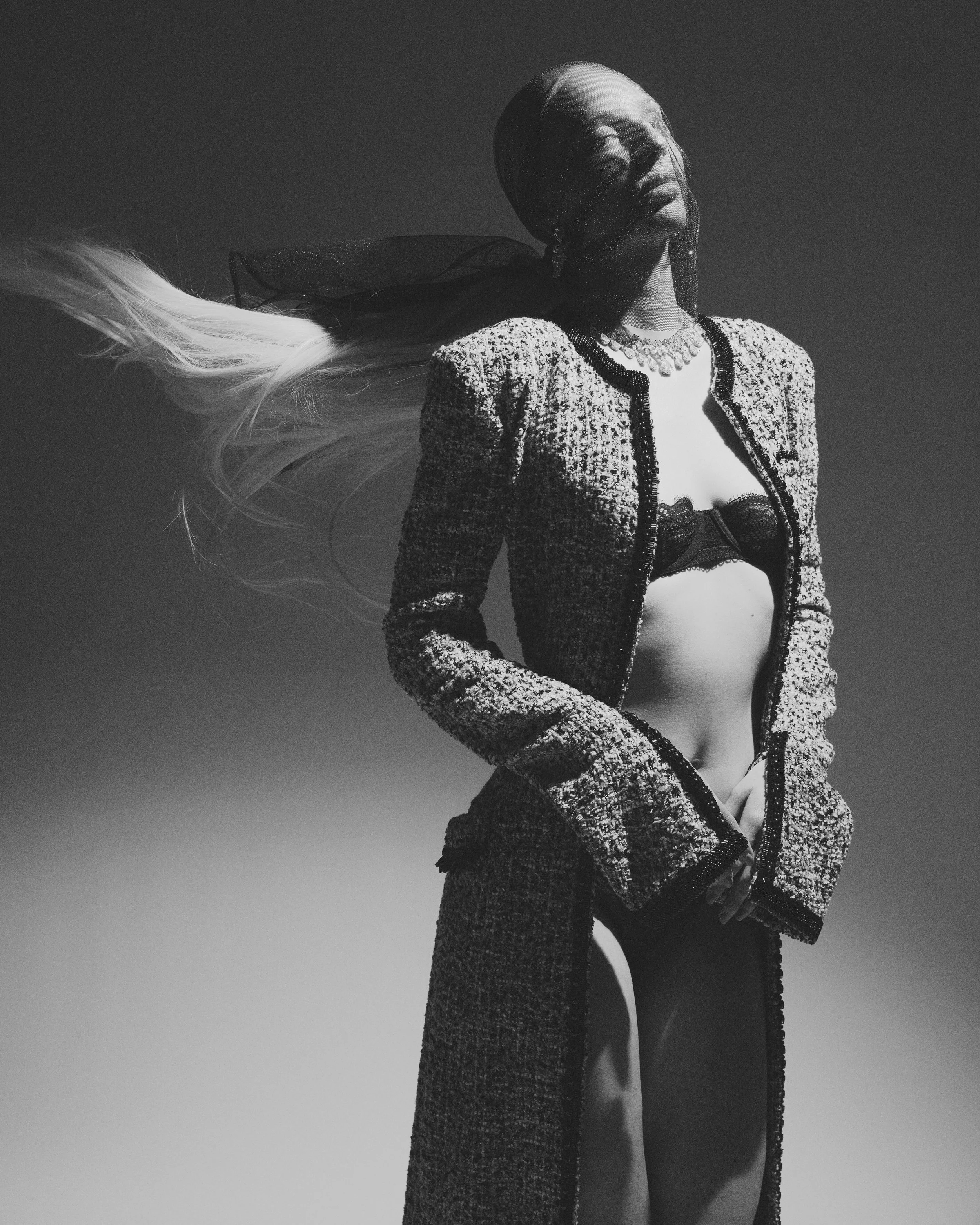 Pièce semi-mesure BENI Paris, manteau structuré aux lignes contemporaines.