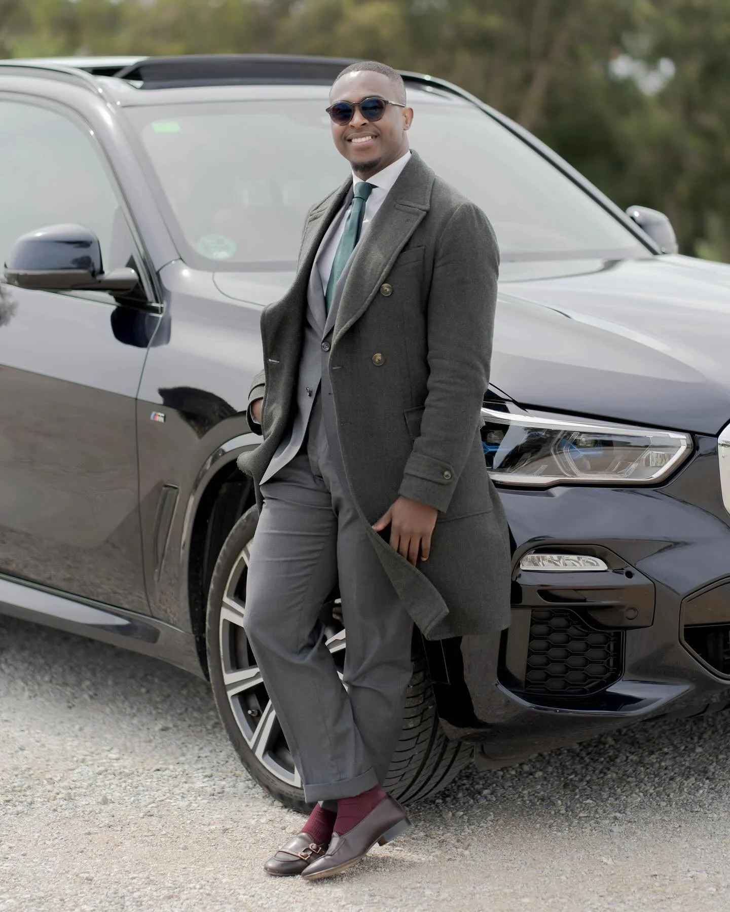 Nelson Mascarenhas da Silva, posando delante de un coche de transporte privado de lujo