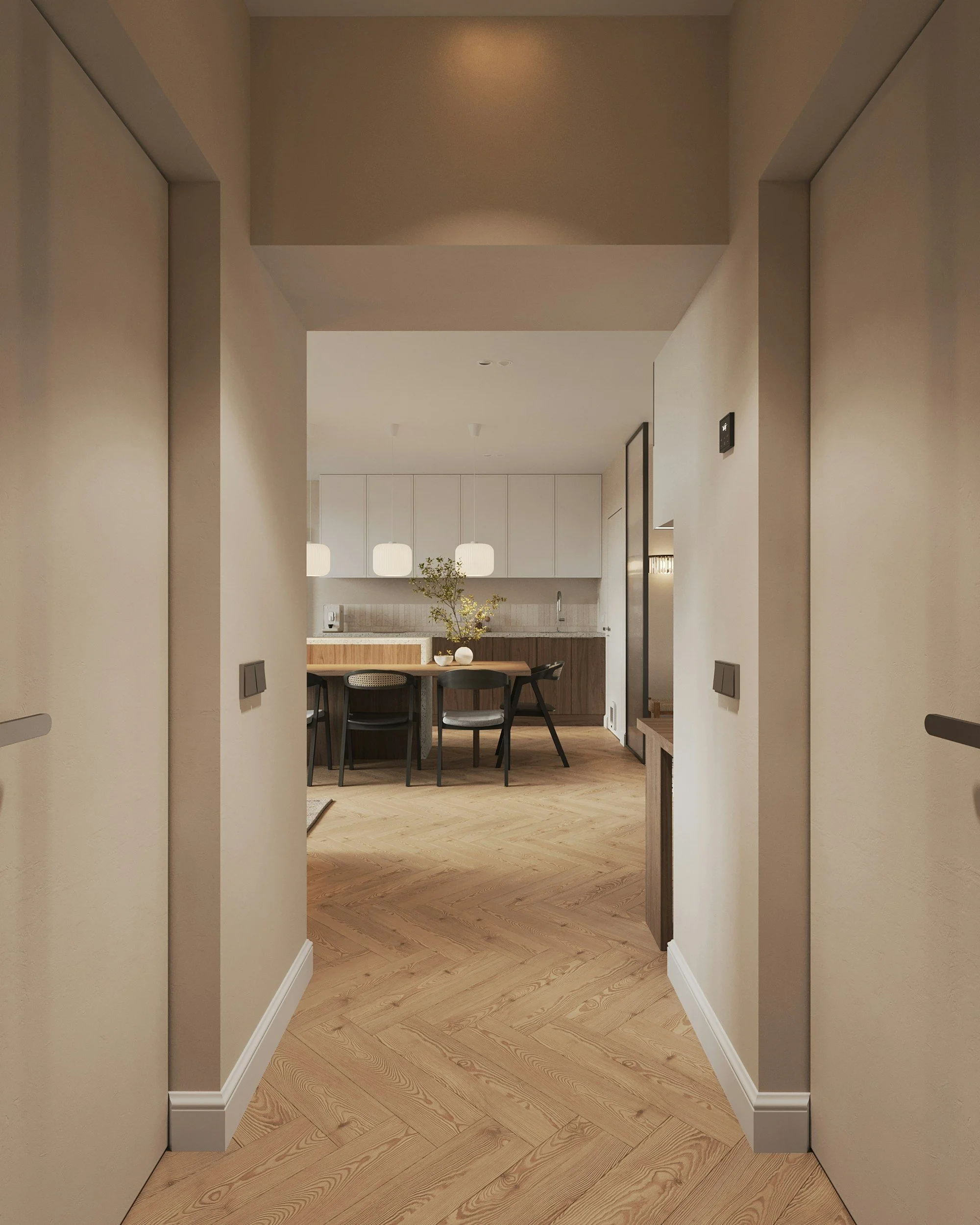 Ingresso di un appartamento moderno con cucina visibile in lontananza, pavimento in legno e pareti beige, vista da un corridoio centrale con porte su entrambi i lati.