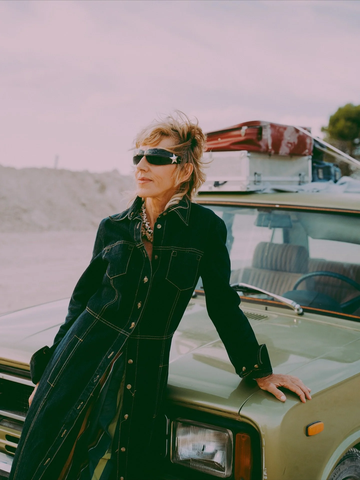 Y t&uacute;, &iquest;Qu&eacute; traes en tu maleta? 🧳 Yo os lo contar&eacute; este 7 de noviembre. Aqu&iacute; los horarios para ver juntos la premier del video. 🎥  #LaMaleta