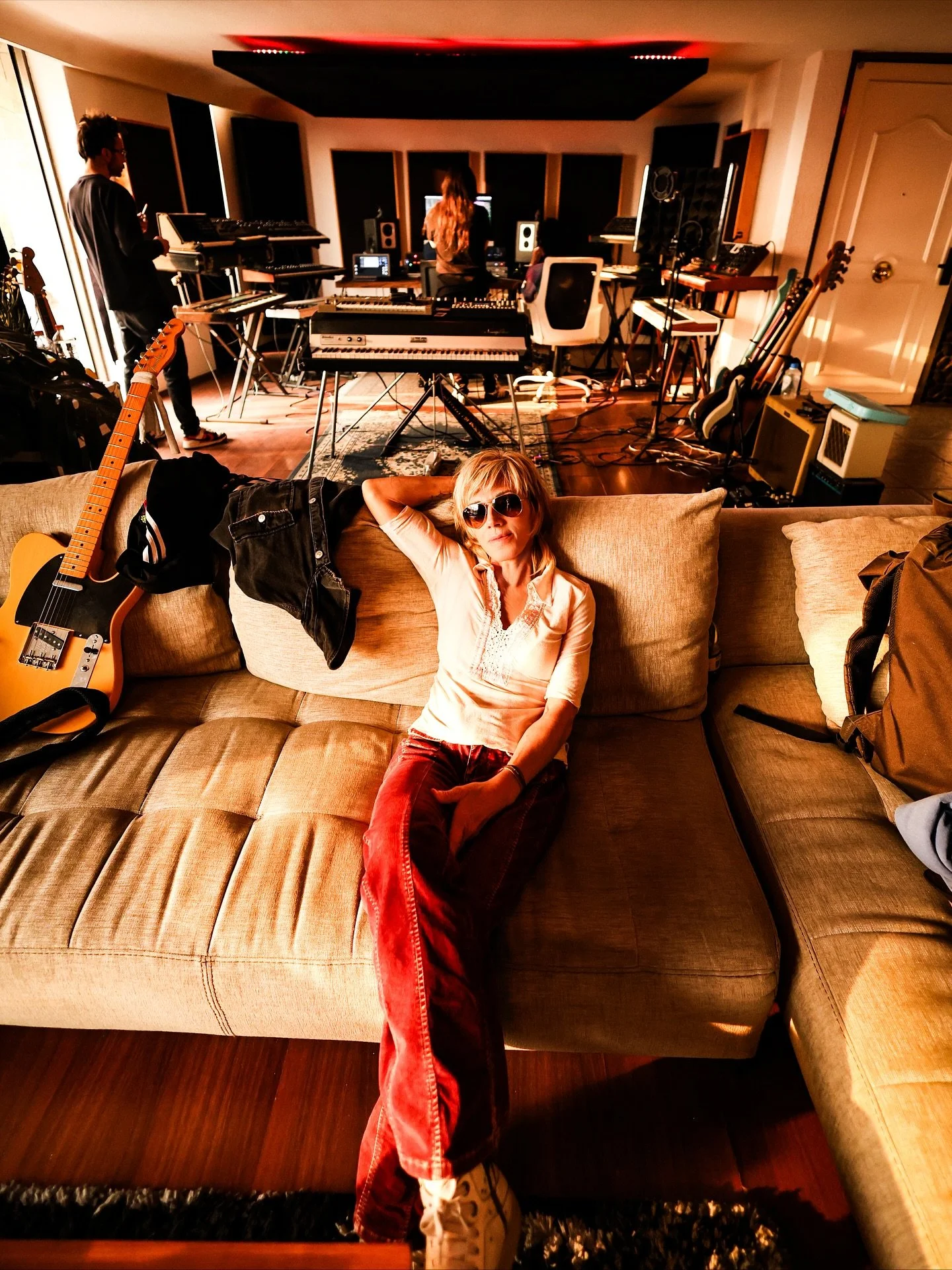 No se puede pedir un mejor equipo!!
Gracias Andr&eacute;s, Santi, Dan, Burgos, Patri, por vuestra implicaci&oacute;n, entrega, generosidad y complicidad!
Hab&eacute;is conseguido crear un universo sonoro &uacute;nico, del que La Maleta es la primera 