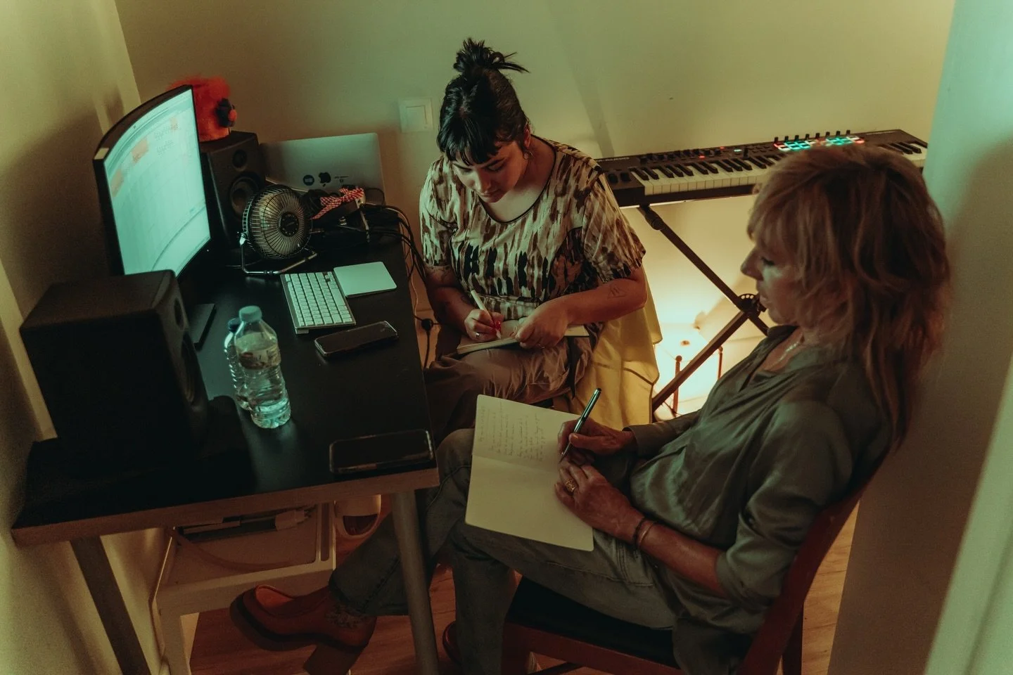 Me encanta #Recordar c&oacute;mo naci&oacute; esta canci&oacute;n, entre risas, libros de poes&iacute;a y una melod&iacute;a que @albamorena_  tocaba en su piano. ✨🩷 &iexcl;Gracias Alba por compartir tu talento, tu sensibilidad, y por darle amor a e