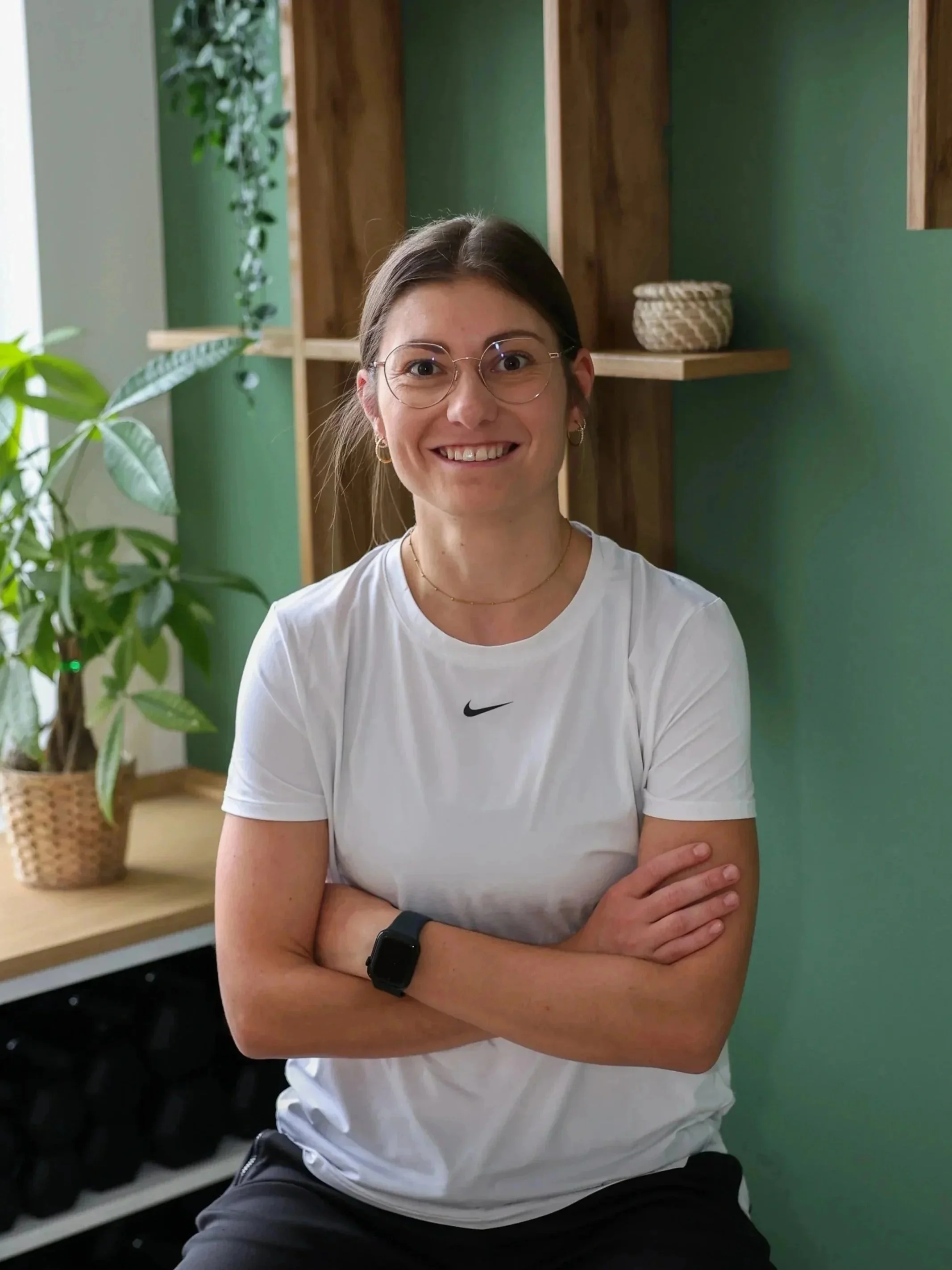 Physiotherapeutin Johanna Freynschlag (Physio-Jo) lächelnd in ihrer Praxis im Therapiezentrum Hons in Gallneukirchen.