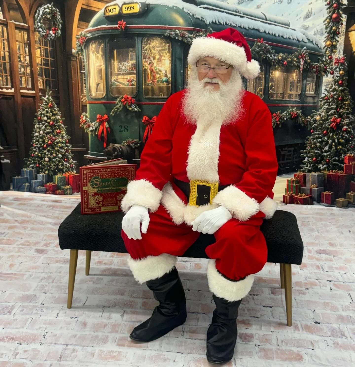 Santa is here until 11:30!🎅🏻🎄✨❤️📸