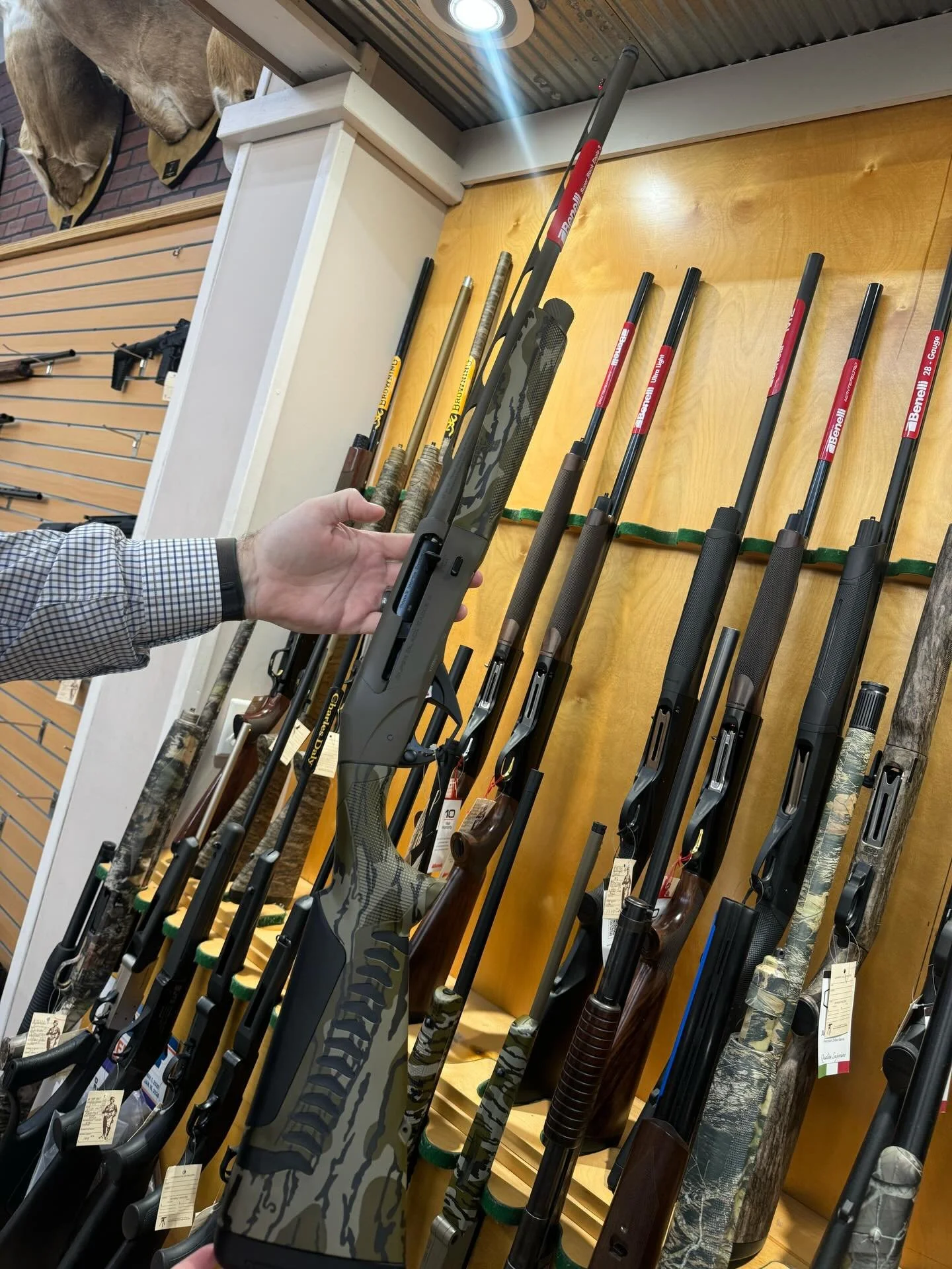 🦃 Benelli Super Black Eagle 3 | 20 Gauge
Patriot Brown Cerakote paired with Mossy Oak Bottomland stocks 🔥
Lightweight, reliable, and built for long mornings in the woods.
Come see it in person at Village.😎