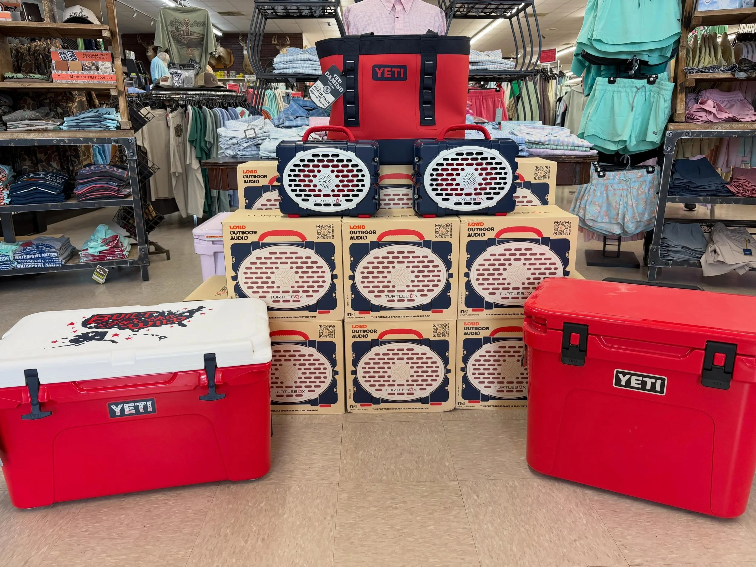 ‼️Americana blue Turtlebox 🇺🇸🔊😎
🇺🇸YETI Camino bag ❤️
The perfect patriotic YETI lineup 😍🤍💙

Doesn&rsquo;t get more Memorial Day weekend ready than this!
Come see us at Village 🇺🇸