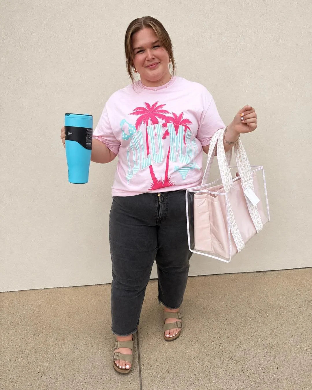 Outfit of the day: Mary Grace edition 💞

✨LuluMac Tee
🩷Casemate Pink Floral Tote
🥤Br&uuml;mate Cup

The perfect combo for errands, coffee runs, and everything in between!
#ShopLocal #Summerstyle
