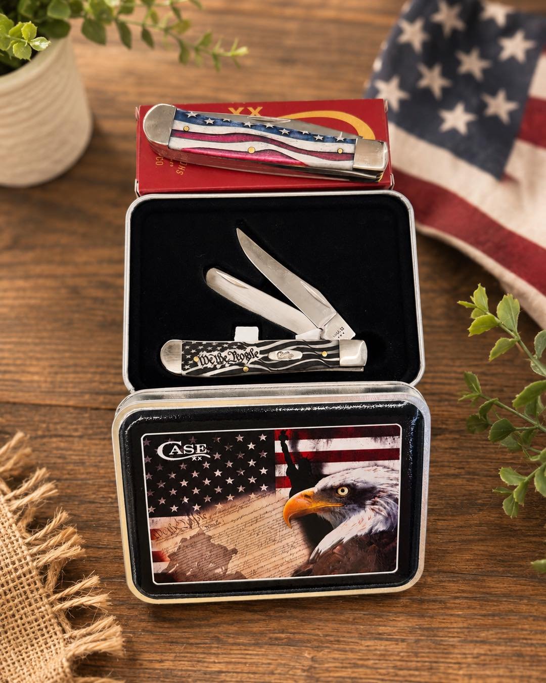 Stars, stripes and Case knives! 🇺🇸 The perfect gift for Dad, Grandpa, or any proud American this season! ❤️🤍💙